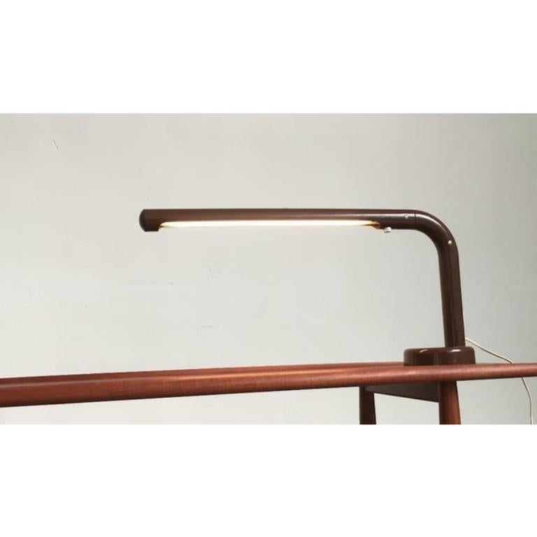 Simple Tube Desk Light lampe de table d'Atelje Lyktan basée sur un design d'Anders Pehrson des années 70.

Le langage de conception est simple, ce qui rend ce design si intemporel et convaincant. Un tuyau qui se plie à un angle de 90 degrés et qui