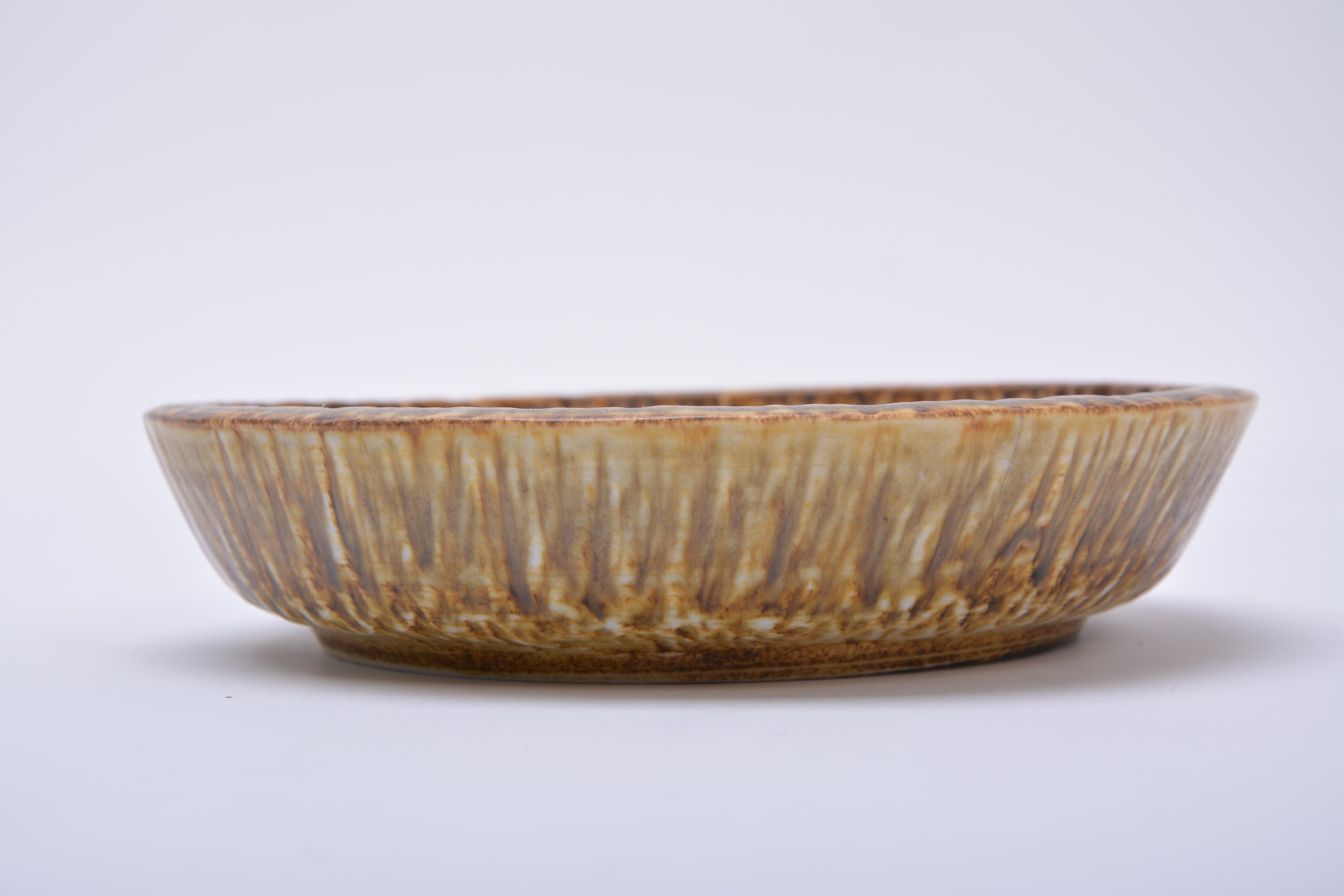 Swedish Mid-Century Modern Stoneware bowl by Gunnar Nylund for Rörstrand
- Brown and mustard colored harefur Rörstrand bowl from the Rubus pattern
- Designed by Gunnar Nylund
- Made in Sweden
- Marked with the Rörstrand hallmark, GN, the number 10,