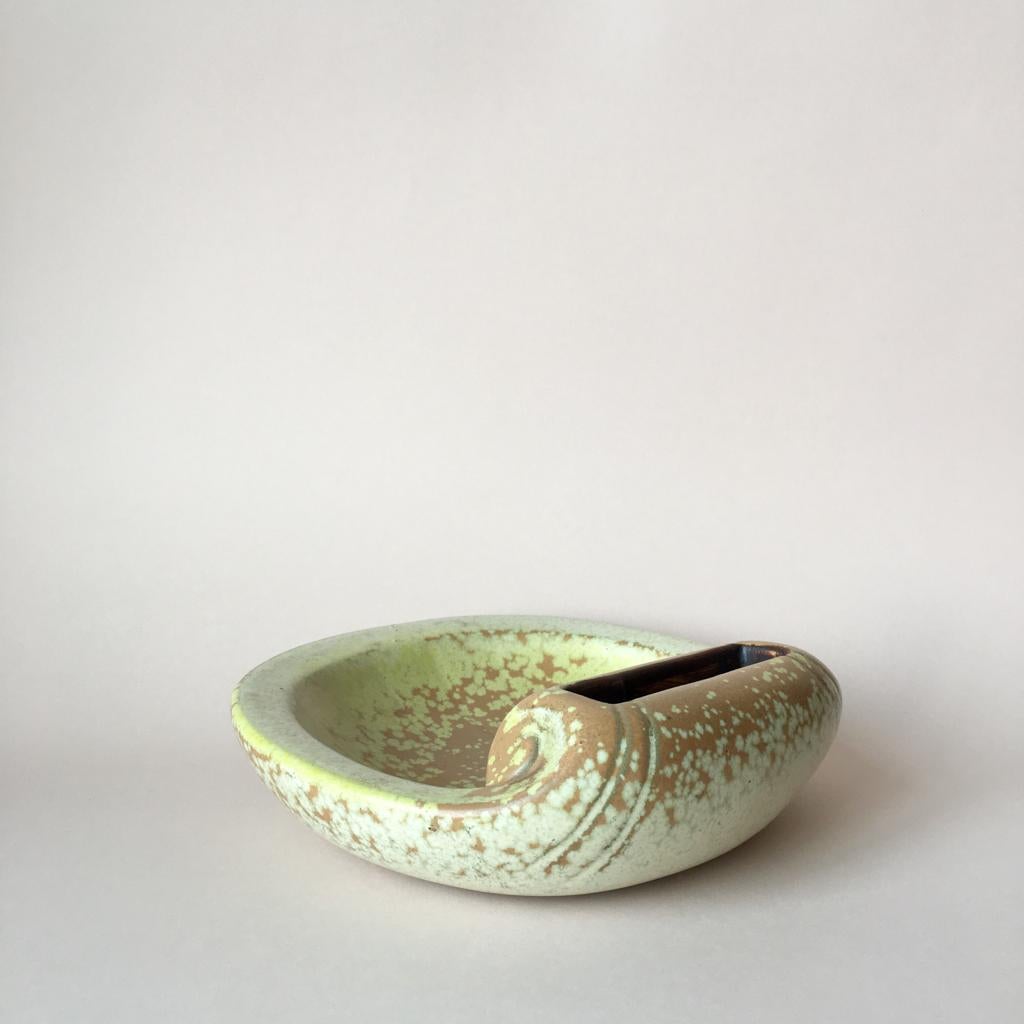 Midcentury Swedish Stoneware Shell Ashtray by Gunnar Nylund for Rorstrand In Good Condition For Sale In Riga, Latvia