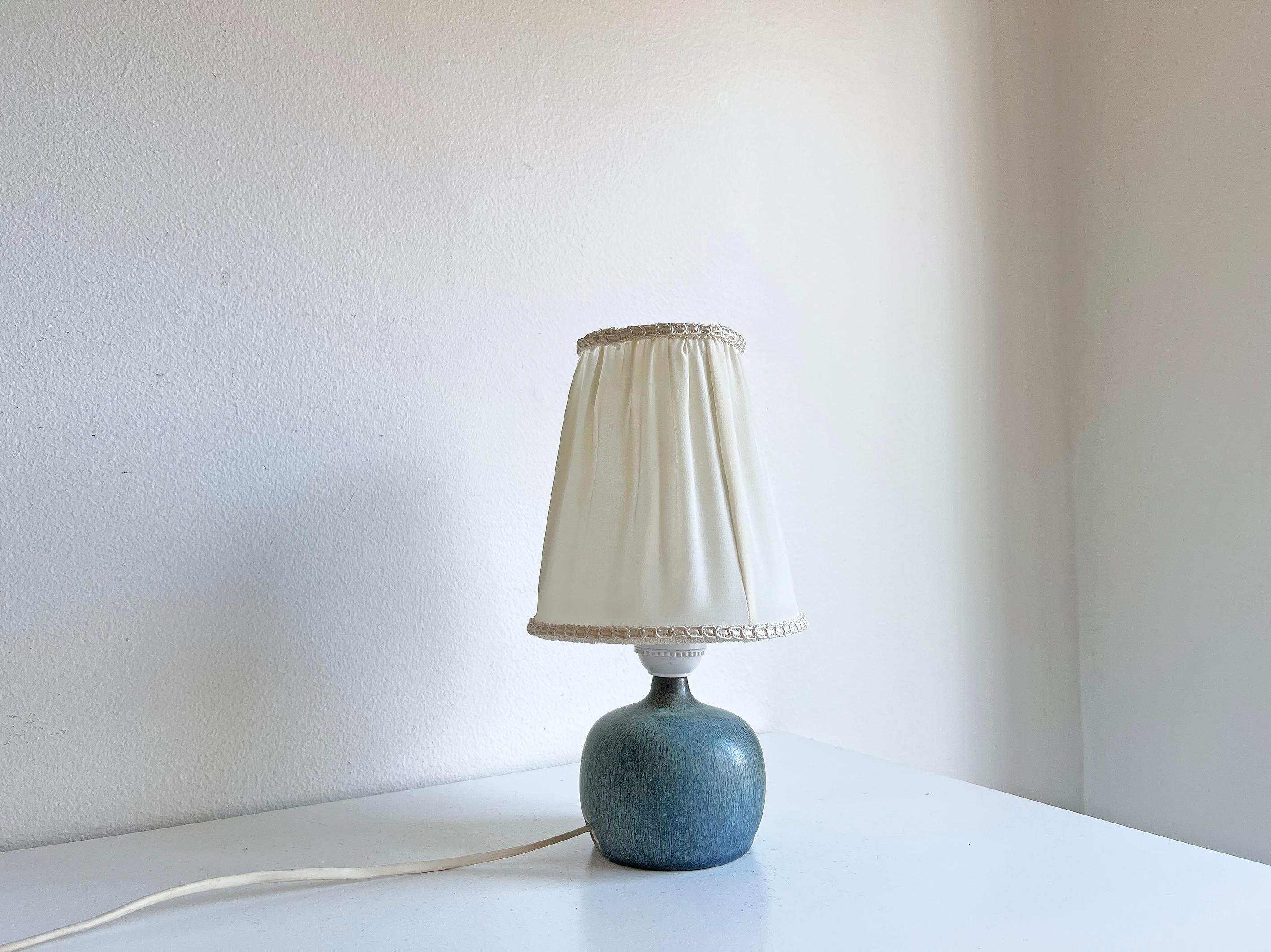 Elegant small table lamp in stoneware by Gunnar Nylund, produced in Sweden by Rörstrand during the 1940-50s.
The shade is not included.