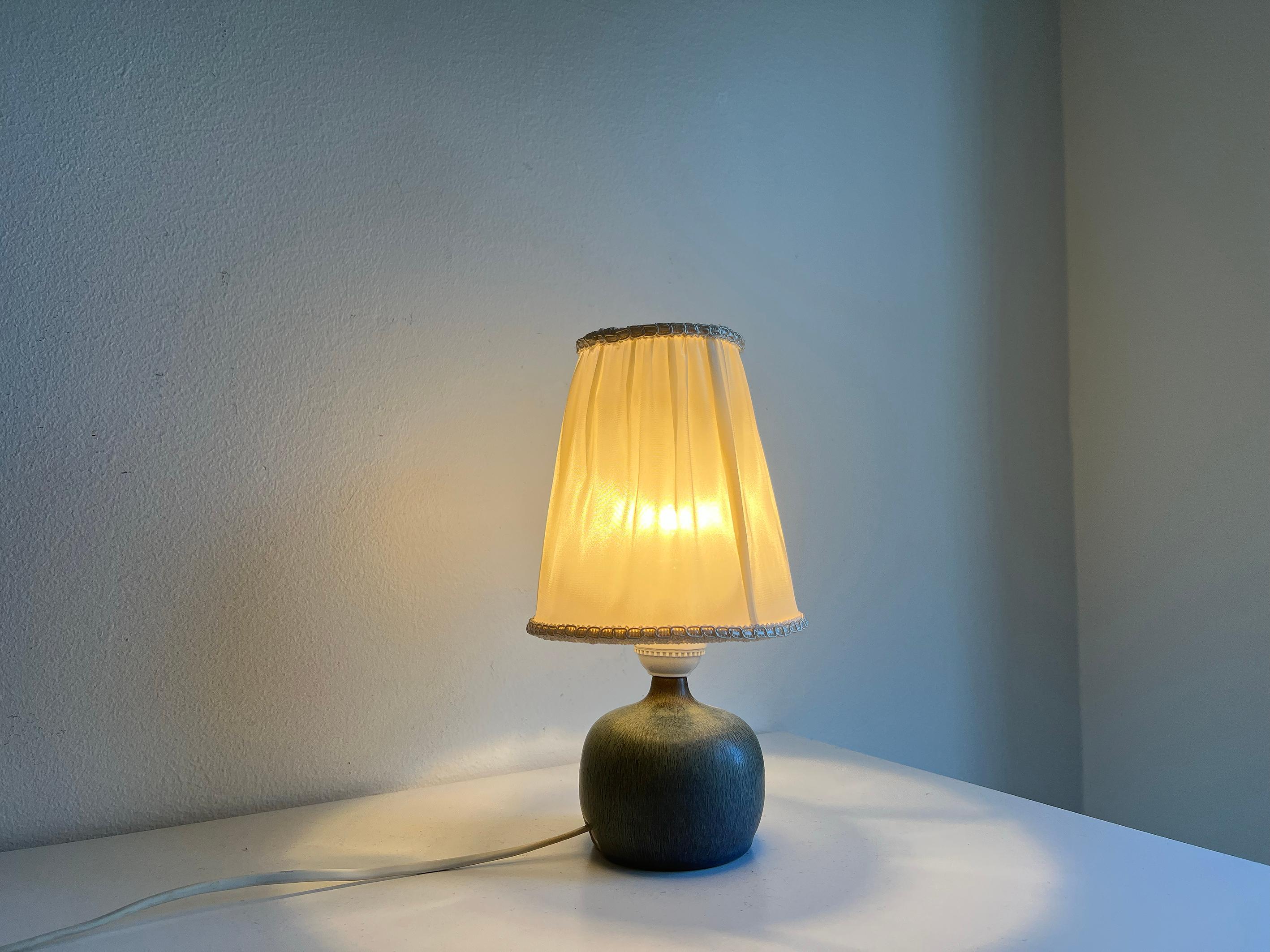 Mid-Century Modern Lampe de table en grès suédoise du milieu du siècle par Gunnar Nylund pour Rörstrand en vente
