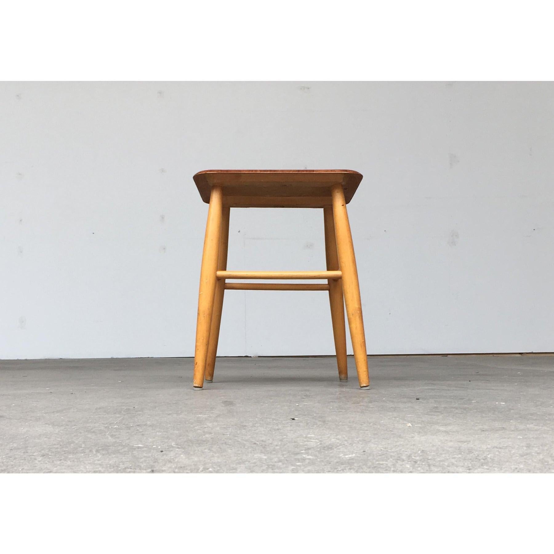 Semplice sgabello in legno del produttore svedese Edsby-verken. Il materiale è di alta qualità. Come per le sedie Tapiovaara, l'intera struttura è particolarmente leggera. Questo è dovuto principalmente al sedile realizzato con estrema cura.