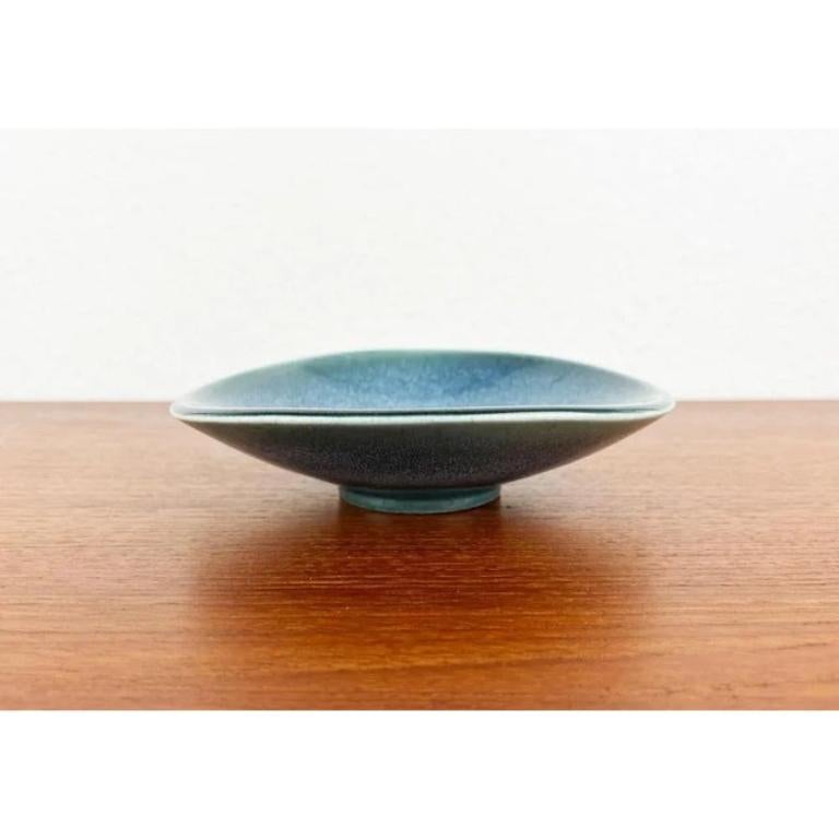 Ciotola in Studio Pottery svedese di metà secolo di Gustavsberg, anni '60, in ottime condizioni. Progettato tra il 1960 e il 1969 Questo pezzo ha un marchio di attribuzione.

Informazioni aggiuntive:
Materiali: Ceramica
Colore: blu
Stili: Medioevo