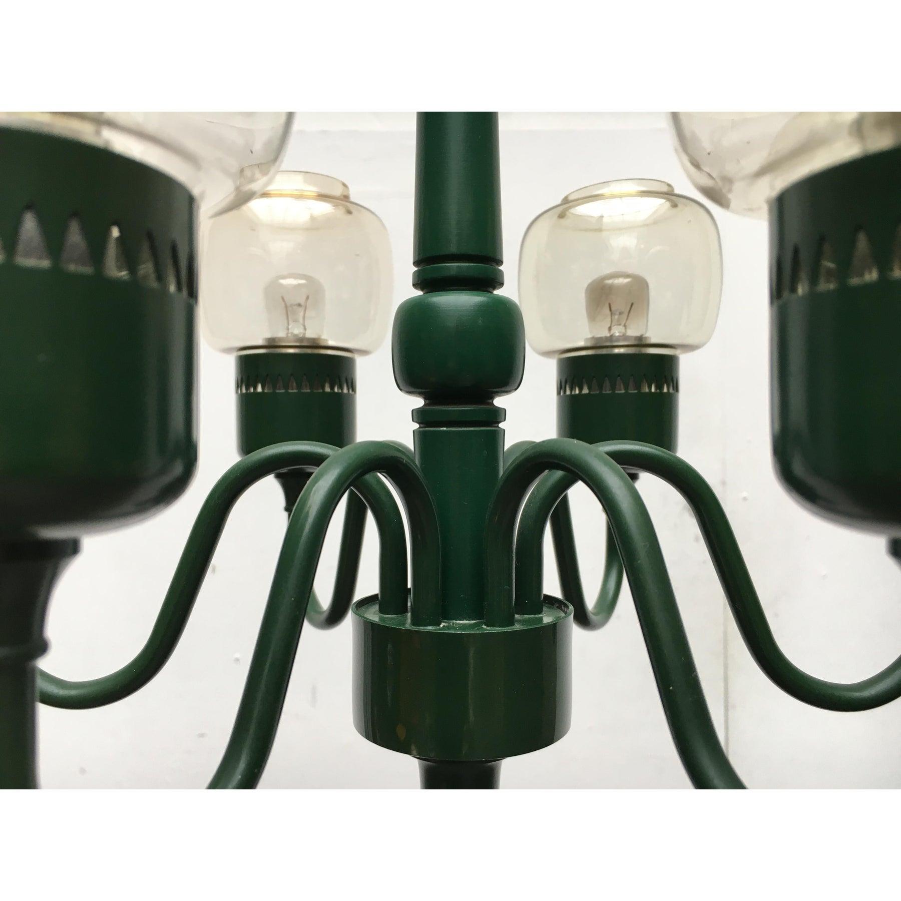 Lampadario di Hans-Agne Jakobsson degli anni '60.
un design molto tradizionale in una tonalità di verde scuro. I bracci curvi sono disposti radialmente intorno a un nucleo lavorato in modo ornamentale. All'estremità dei bracci si trovano sei teste