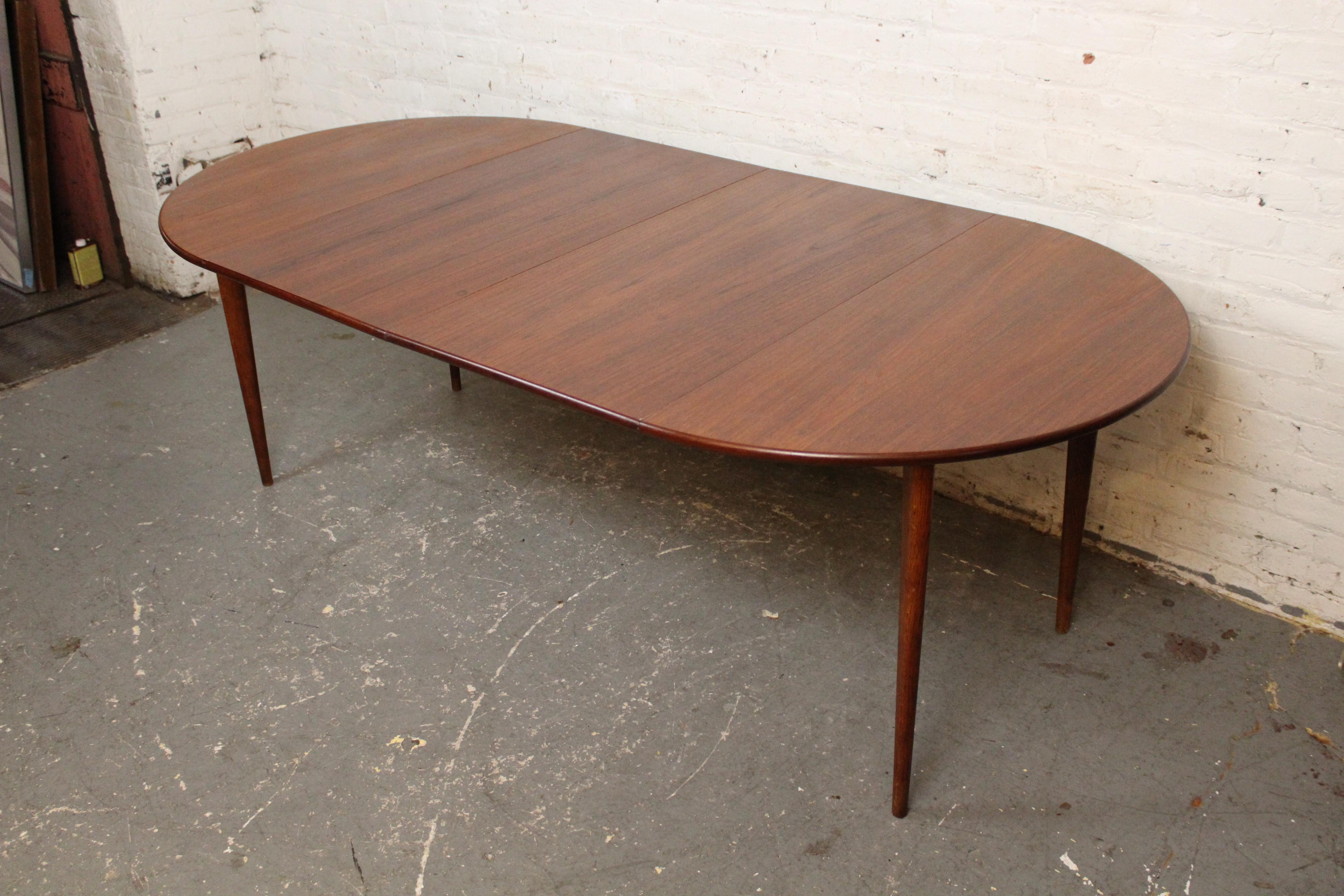 Apportez chez vous la splendeur pratique du véritable design scandinave du milieu du siècle avec cette exquise table de salle à manger vintage extensible en teck suédois construite par J.O. Carlsson Möbelindustri de Vetlanda. Supportant deux