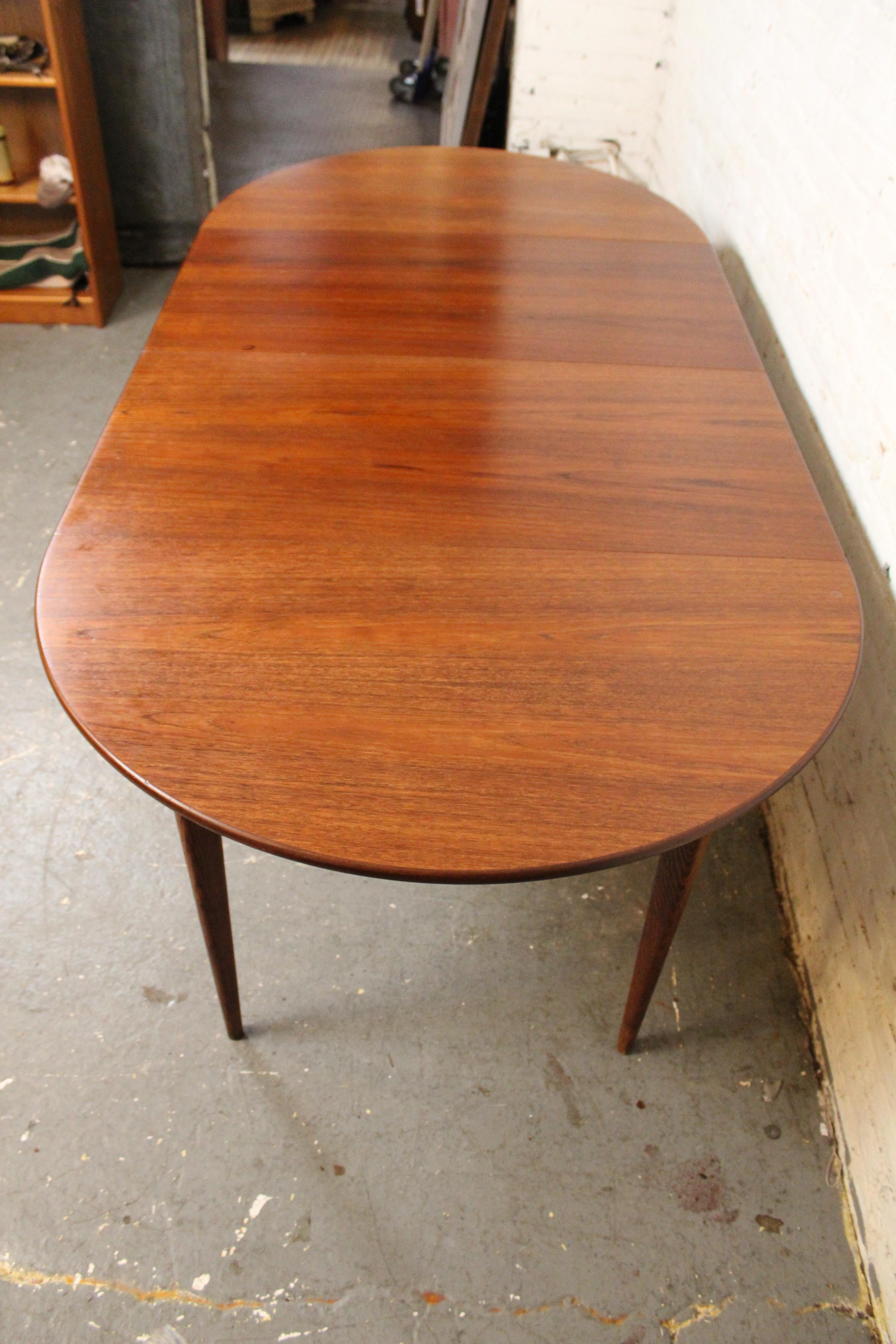 Mid-Century Modern Table de salle à manger suédoise du milieu du siècle en teck à 2 feuilles par J.O. Carlsson en vente