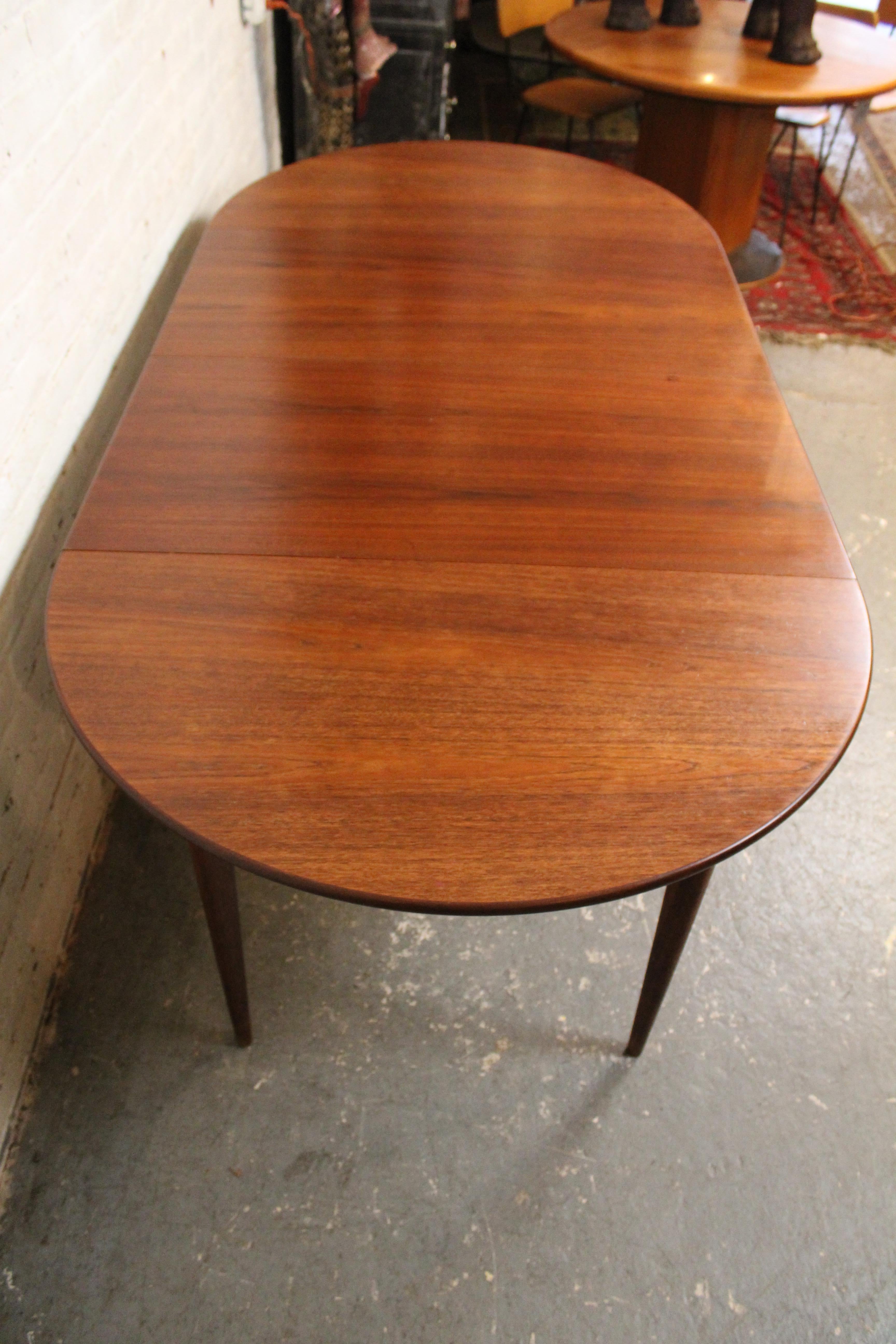 Suédois Table de salle à manger suédoise du milieu du siècle en teck à 2 feuilles par J.O. Carlsson en vente