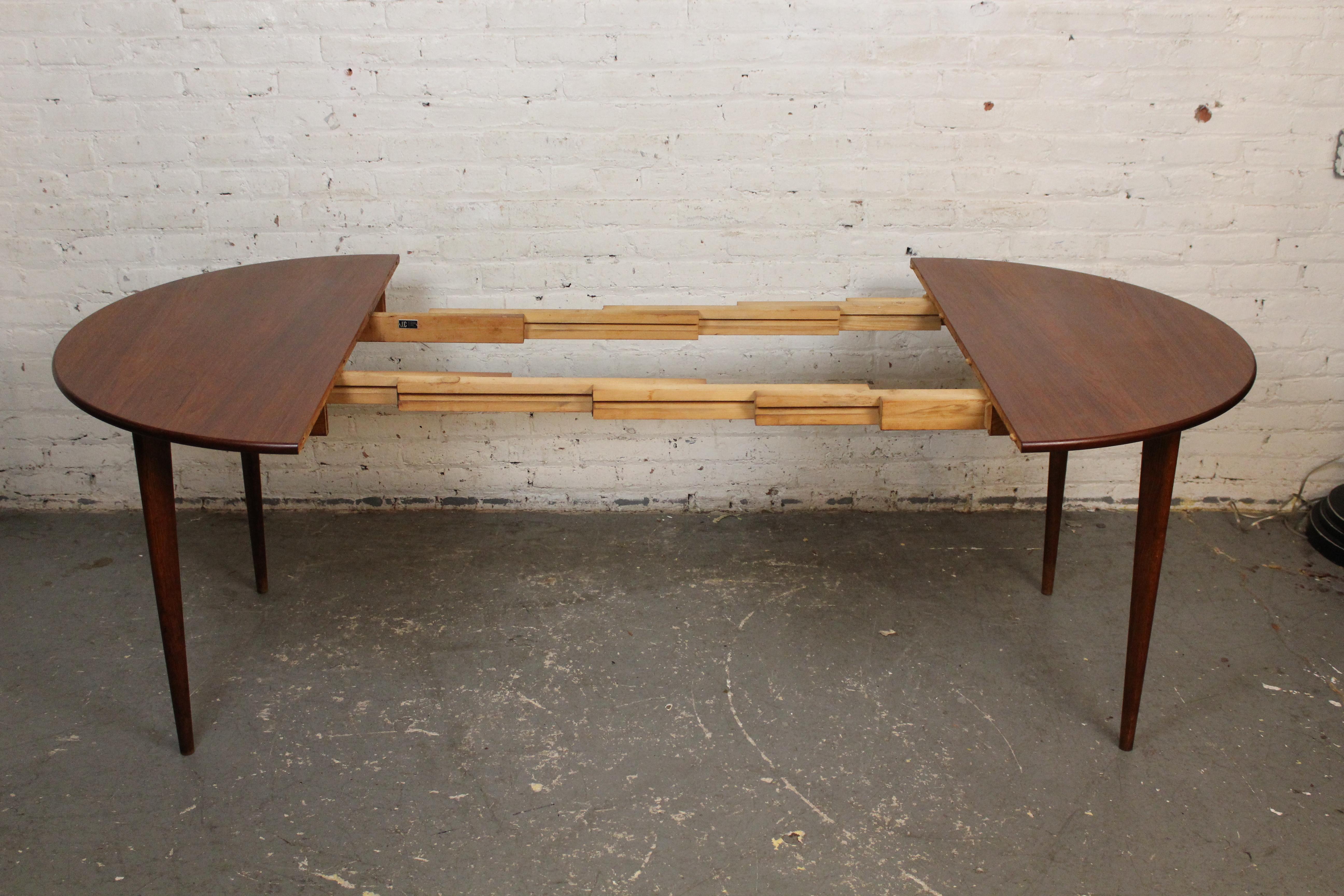 Table de salle à manger suédoise du milieu du siècle en teck à 2 feuilles par J.O. Carlsson Bon état - En vente à Brooklyn, NY