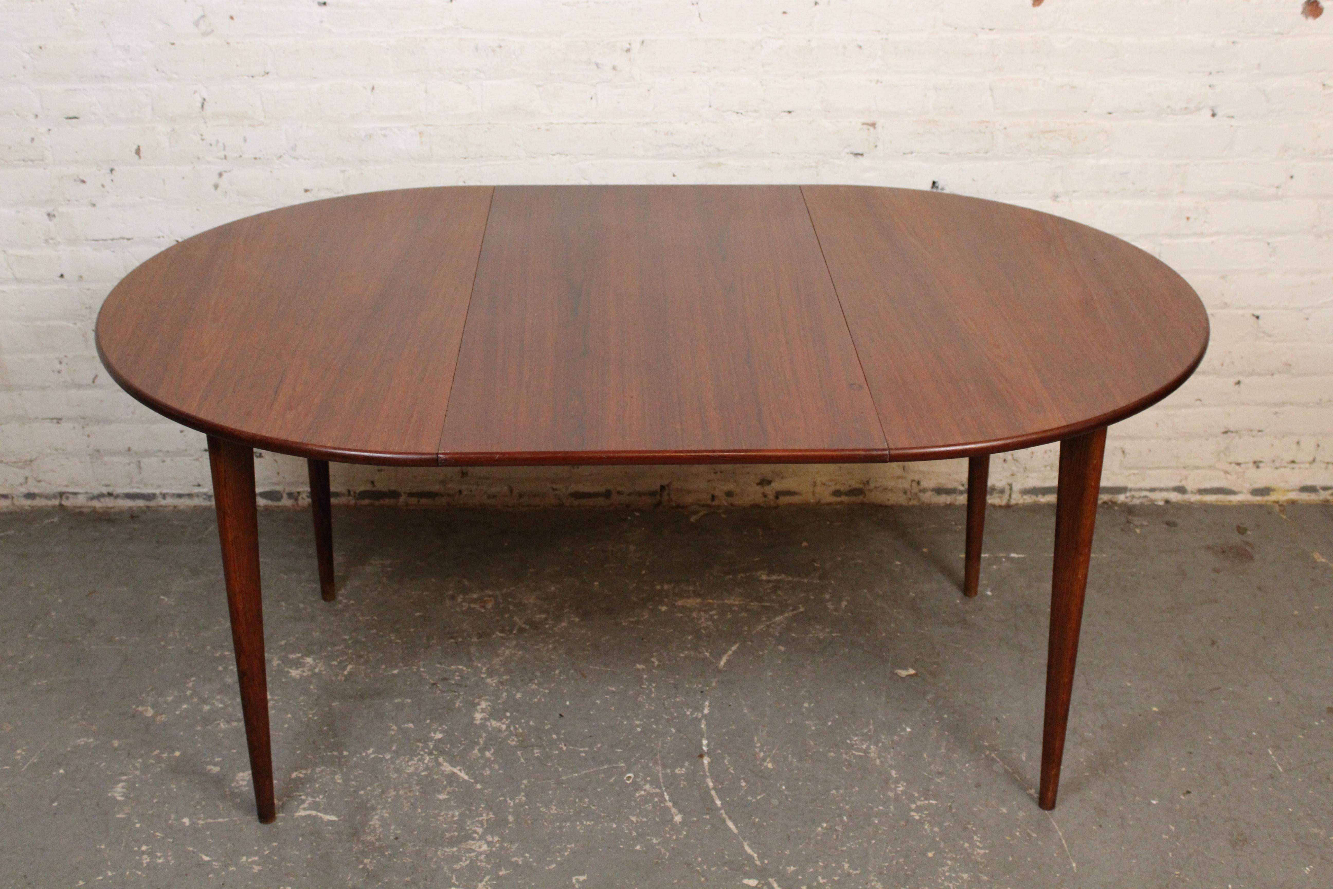 20ième siècle Table de salle à manger suédoise du milieu du siècle en teck à 2 feuilles par J.O. Carlsson en vente