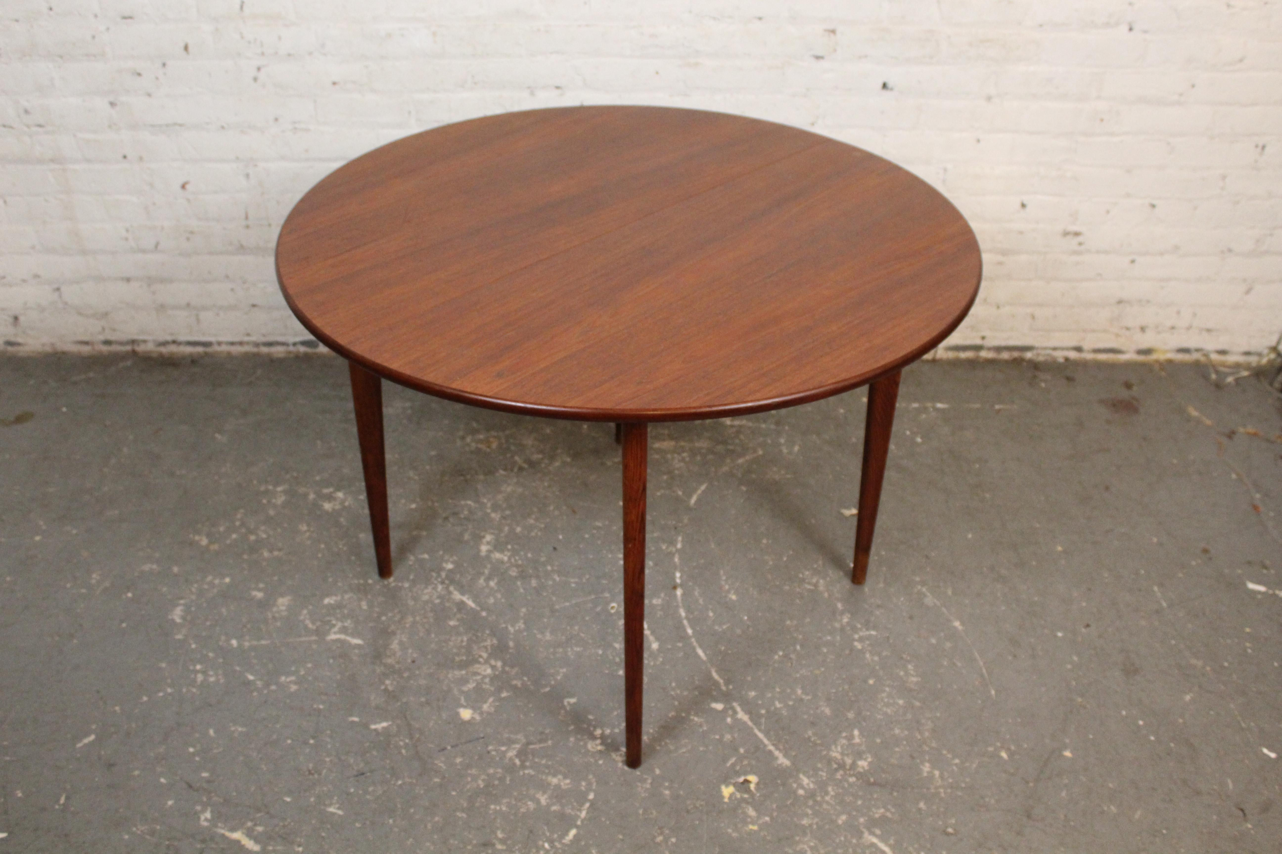 Table de salle à manger suédoise du milieu du siècle en teck à 2 feuilles par J.O. Carlsson en vente 1