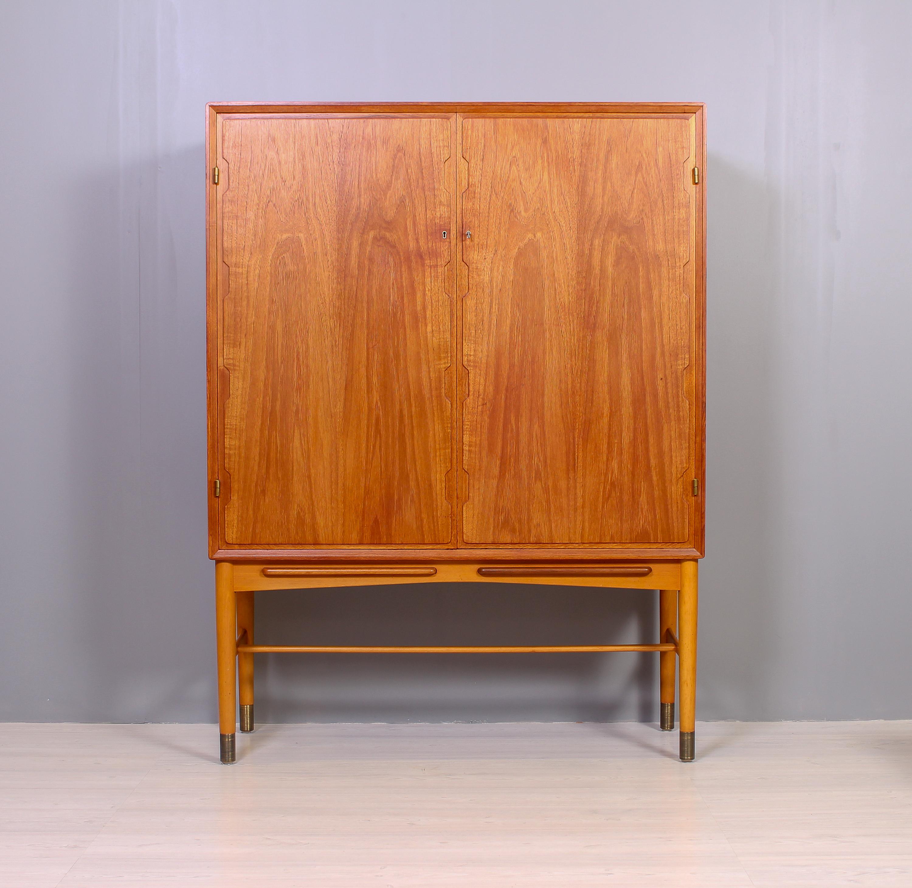 A excellent piece of Swedish midcentury Furniture from the 1950s. This cabinet is made out of teak with a beech base with brass endings. There are also pullout shelves and a well made interior. The cabinet is in very good vintage condition with