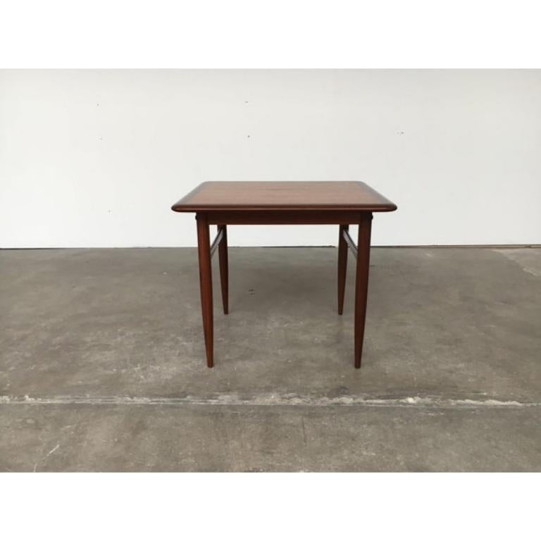 Tavolino quadrato di HMB Möbler, Svezia.

Il tavolo è molto robusto. Il piano del tavolo è incorniciato da un ampio bordo in legno massiccio. La particolarità è il contrasto tra i diversi colori del Wood. La raffinata cornice e il bordo sono