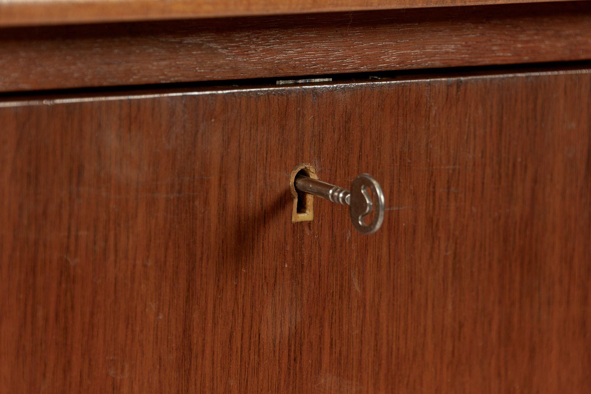 Scrivania svedese di metà secolo in teak con piano rotante di Egon Ostergaard in vendita 3