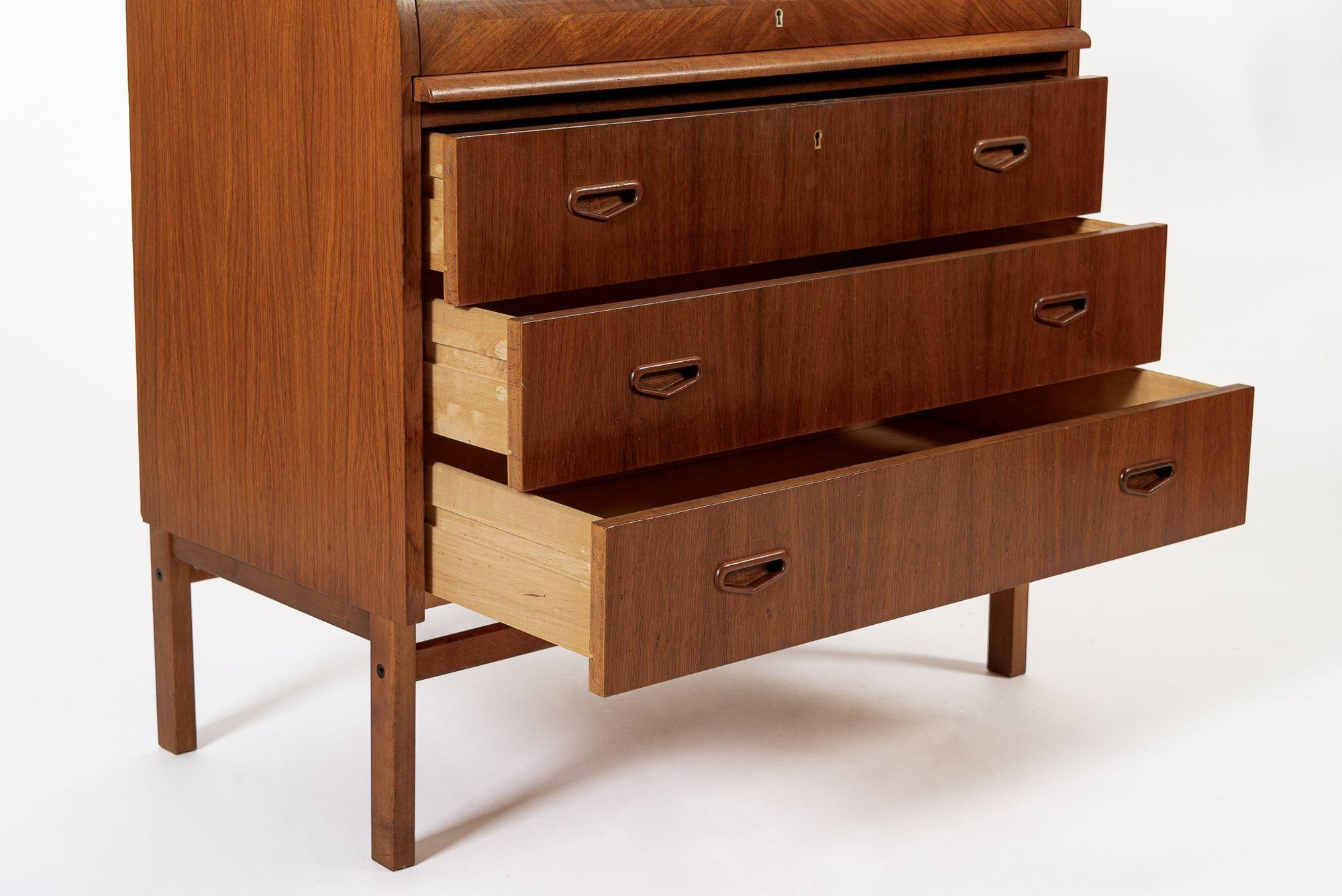 Scrivania svedese di metà secolo in teak con piano rotante di Egon Ostergaard in vendita 5