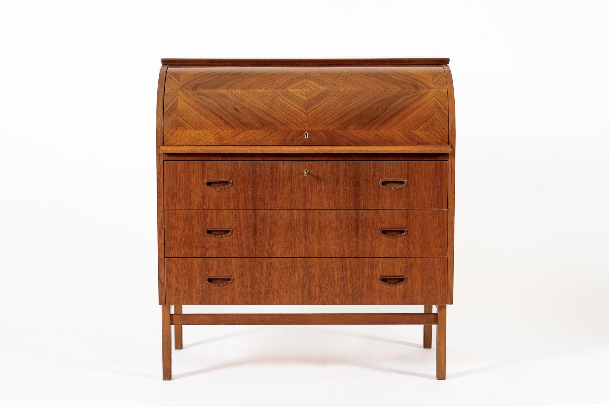 Questo iconico mobile da scrivania vintage della metà del secolo scorso, in stile moderno svedese, Egon Ostergaard, è stato realizzato in Svezia intorno al 1960. Il classico design moderno scandinavo ha linee pulite e minimaliste e curve dolci. La