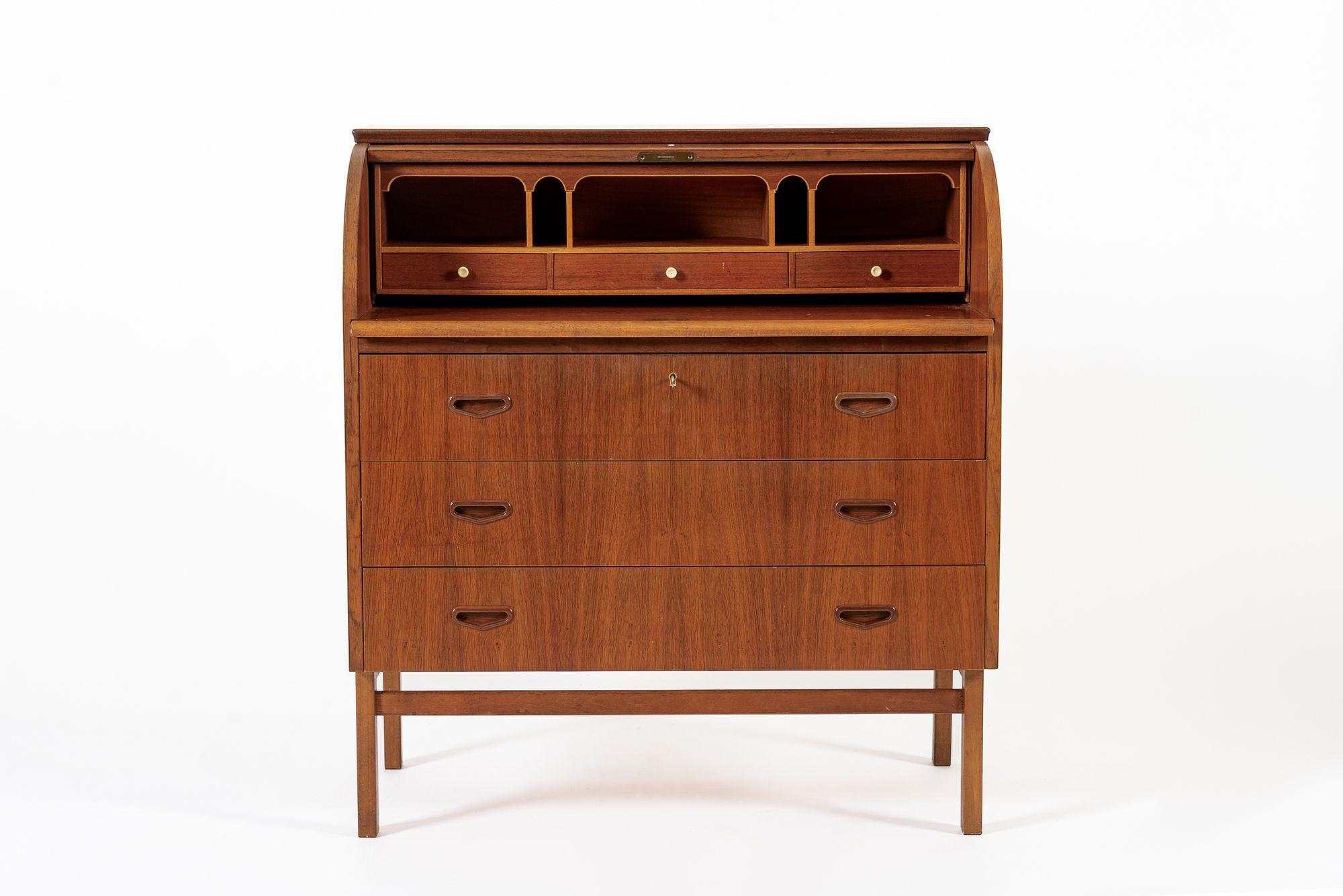 Mid-Century moderno Scrivania svedese di metà secolo in teak con piano rotante di Egon Ostergaard in vendita