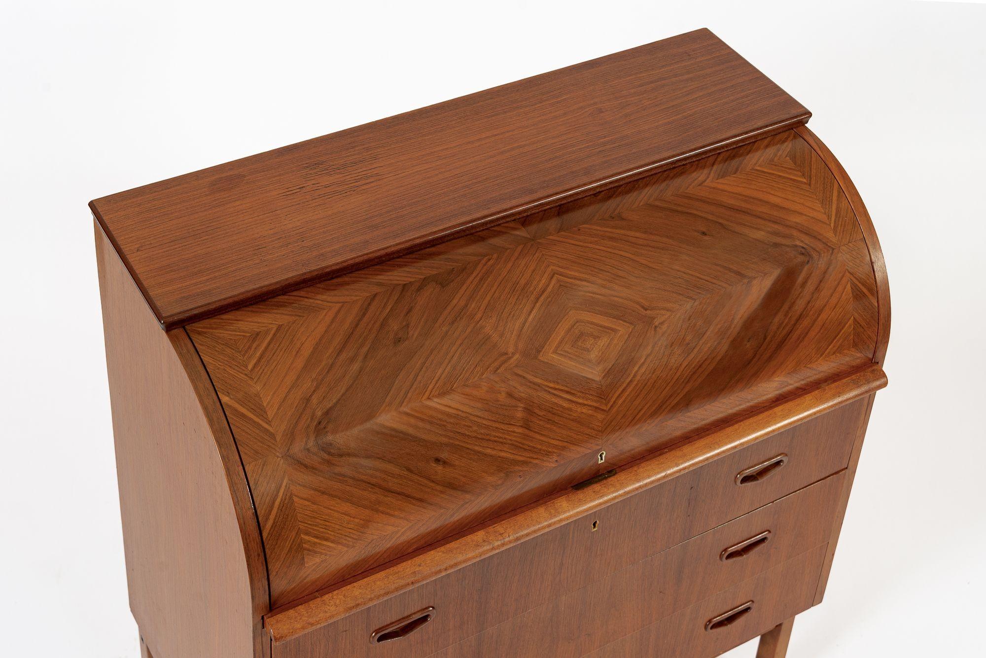 Svedese Scrivania svedese di metà secolo in teak con piano rotante di Egon Ostergaard in vendita