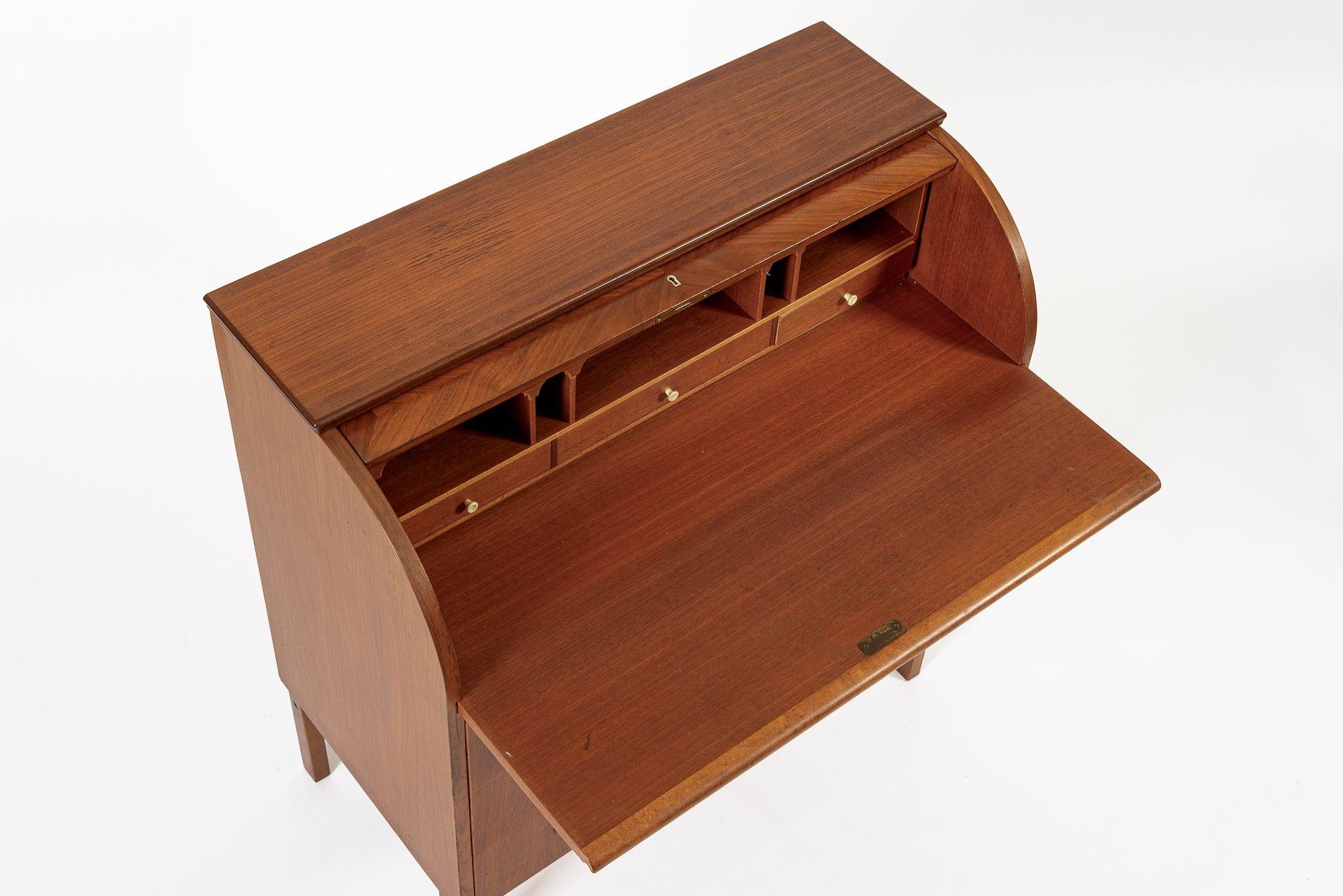 Scrivania svedese di metà secolo in teak con piano rotante di Egon Ostergaard In condizioni buone in vendita a Detroit, MI
