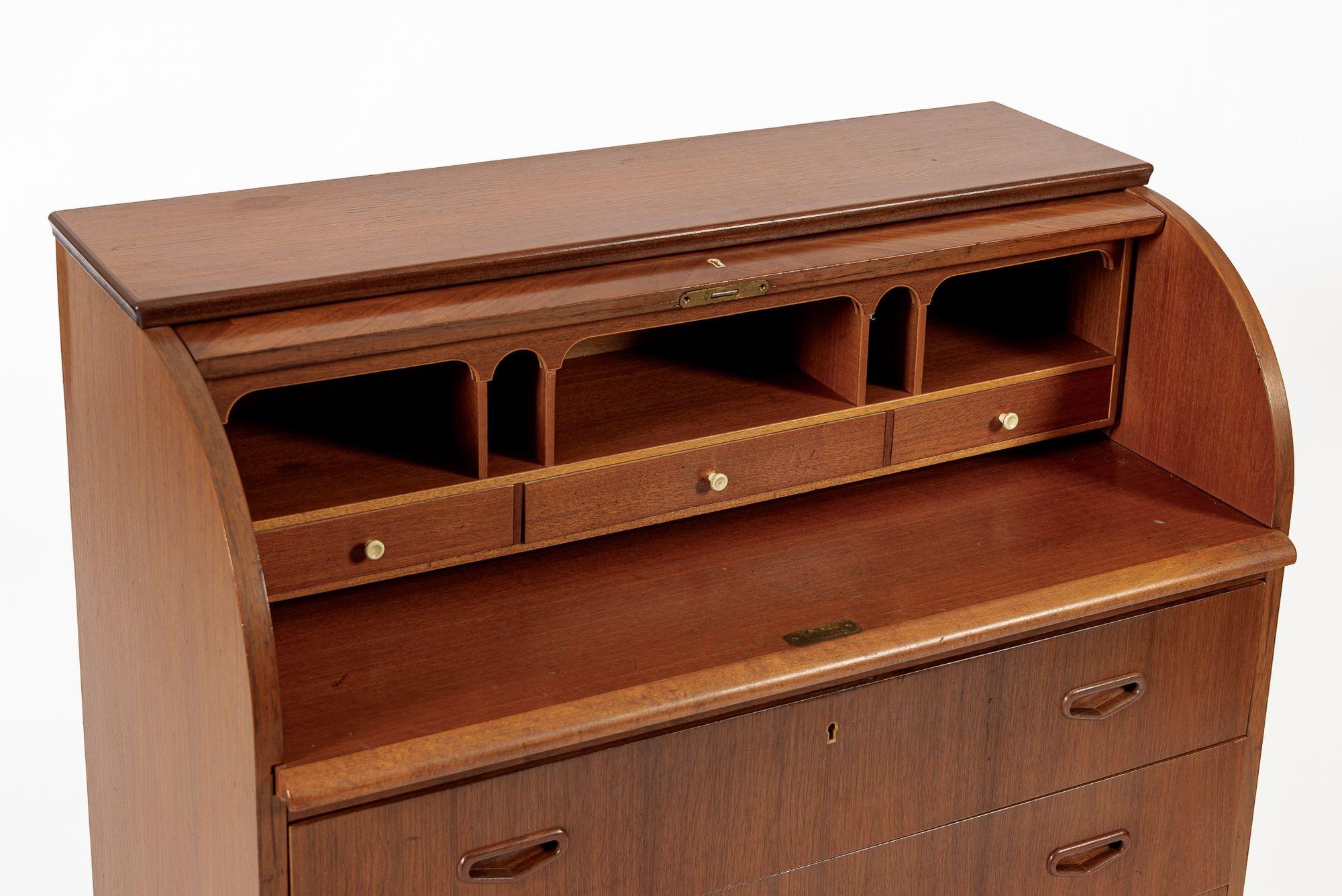 Metà XX secolo Scrivania svedese di metà secolo in teak con piano rotante di Egon Ostergaard in vendita