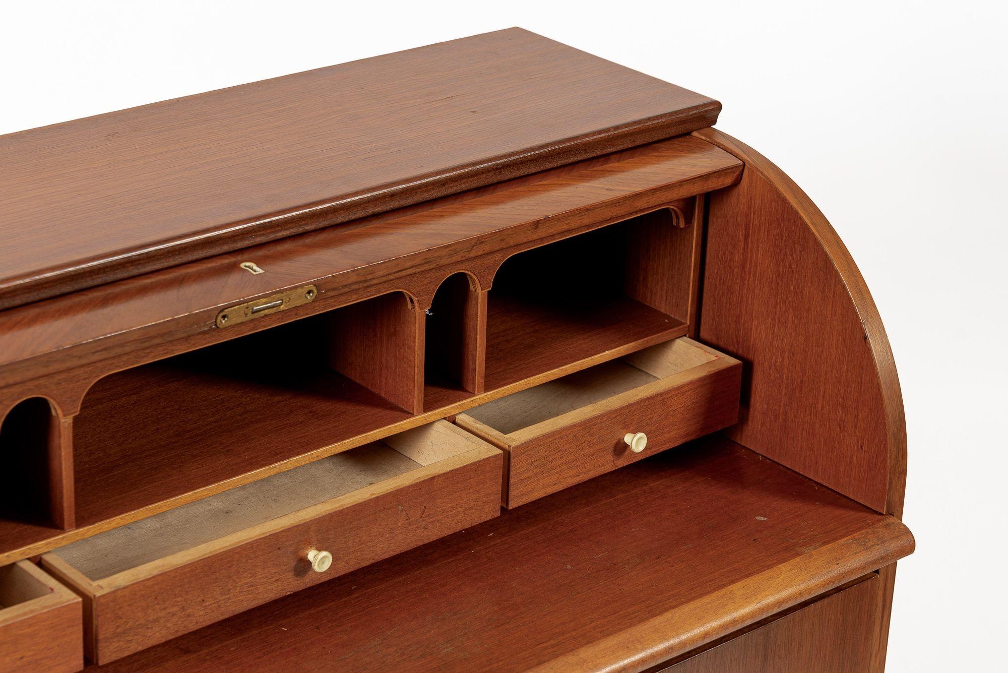 Ottone Scrivania svedese di metà secolo in teak con piano rotante di Egon Ostergaard in vendita