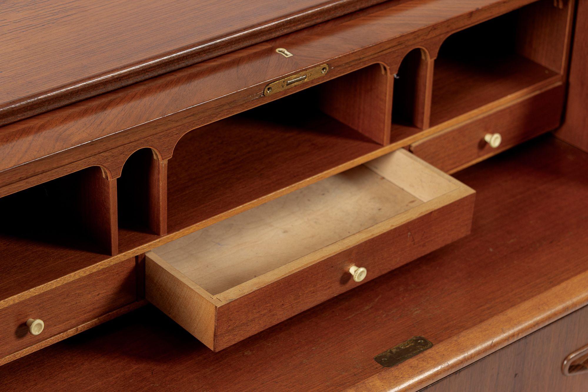 Scrivania svedese di metà secolo in teak con piano rotante di Egon Ostergaard in vendita 1