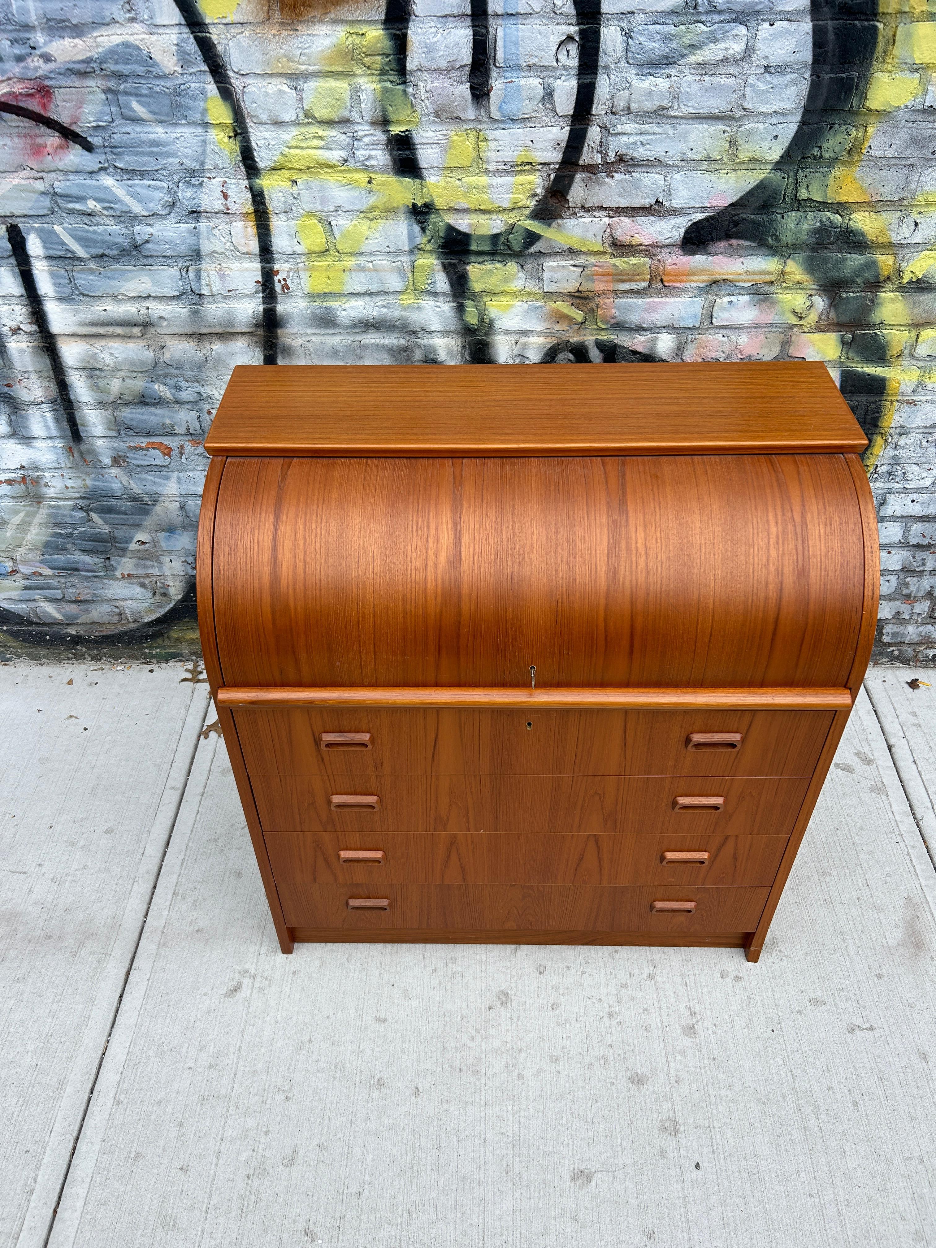 Mid-Century teak dresser secretary desk made in Sweden circa 1970. 3 interior drawers behind pull down desktop 4 lower drawers with teak carved handles. Key included to lock top desk and top drawer. Located in Brooklyn nyc.

Dimensions: H 40