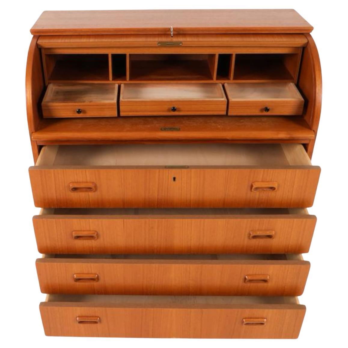 Mid-Century teak dresser secretary desk made in Sweden circa 1970. 3 interior drawers behind pull down desktop 4 lower drawers with teak carved handles. Key included to lock top desk and top drawer. Located in Brooklyn nyc.

Dimensions: H 40