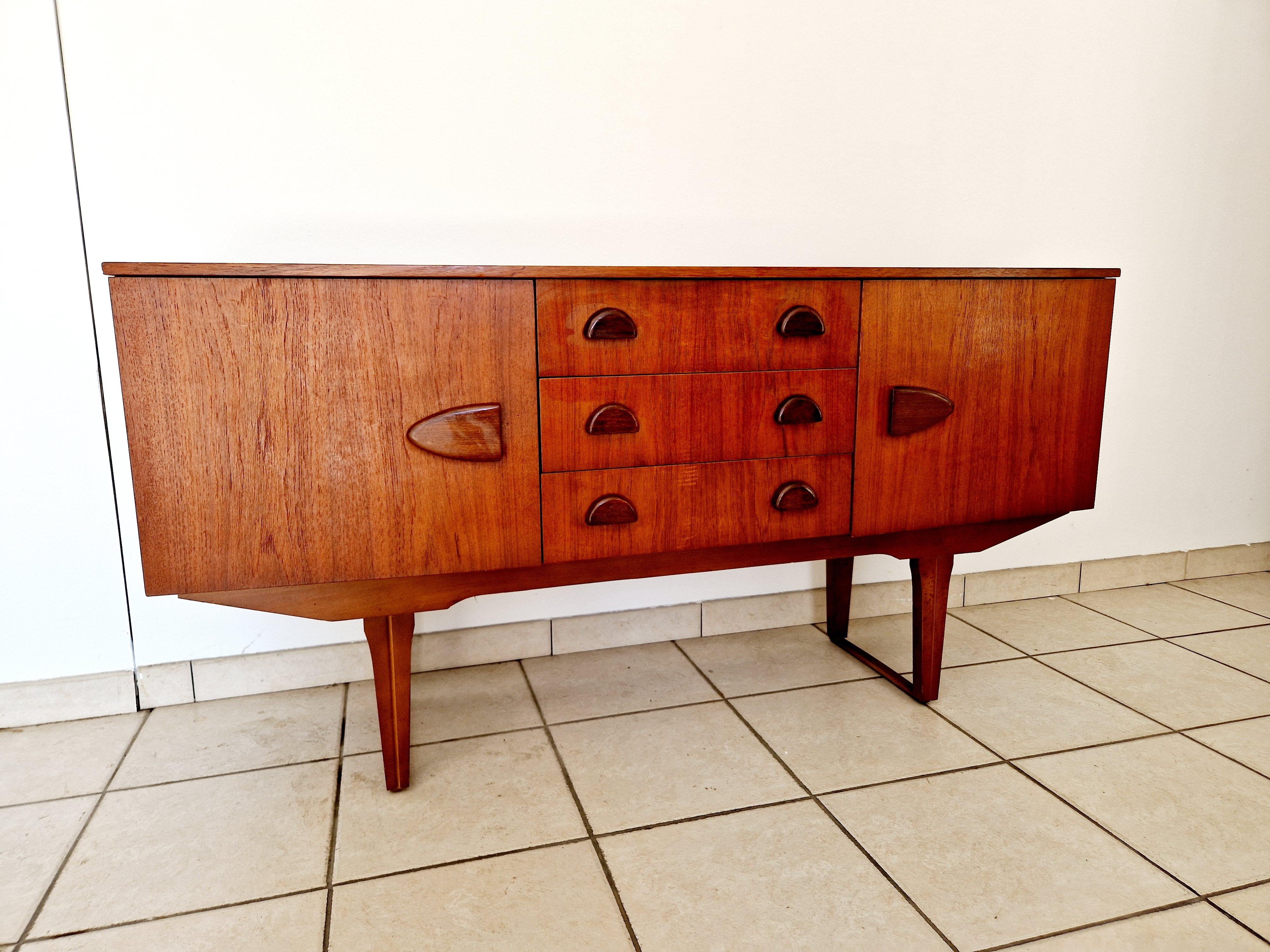 Credenza svedese di metà secolo in teak 1960 in vendita 4