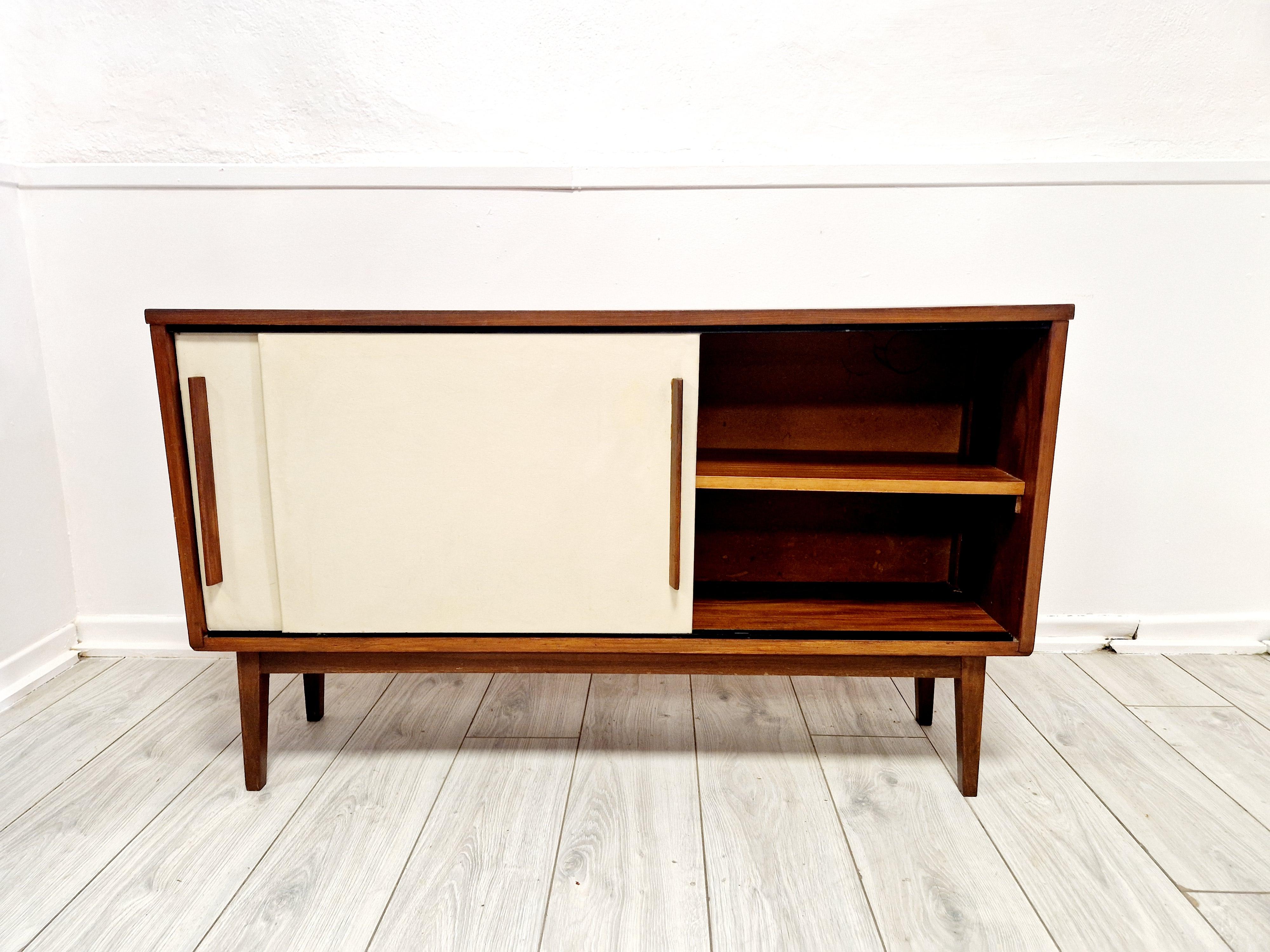 Dieses Sideboard aus schwedischem Teakholz aus der Mitte des letzten Jahrhunderts wurde mit einem Auge für zeitloses Design gefertigt und bietet eine elegante Aufbewahrungslösung für jeden Raum in Ihrem Zuhause. Die Anrichte ist aus reichlich