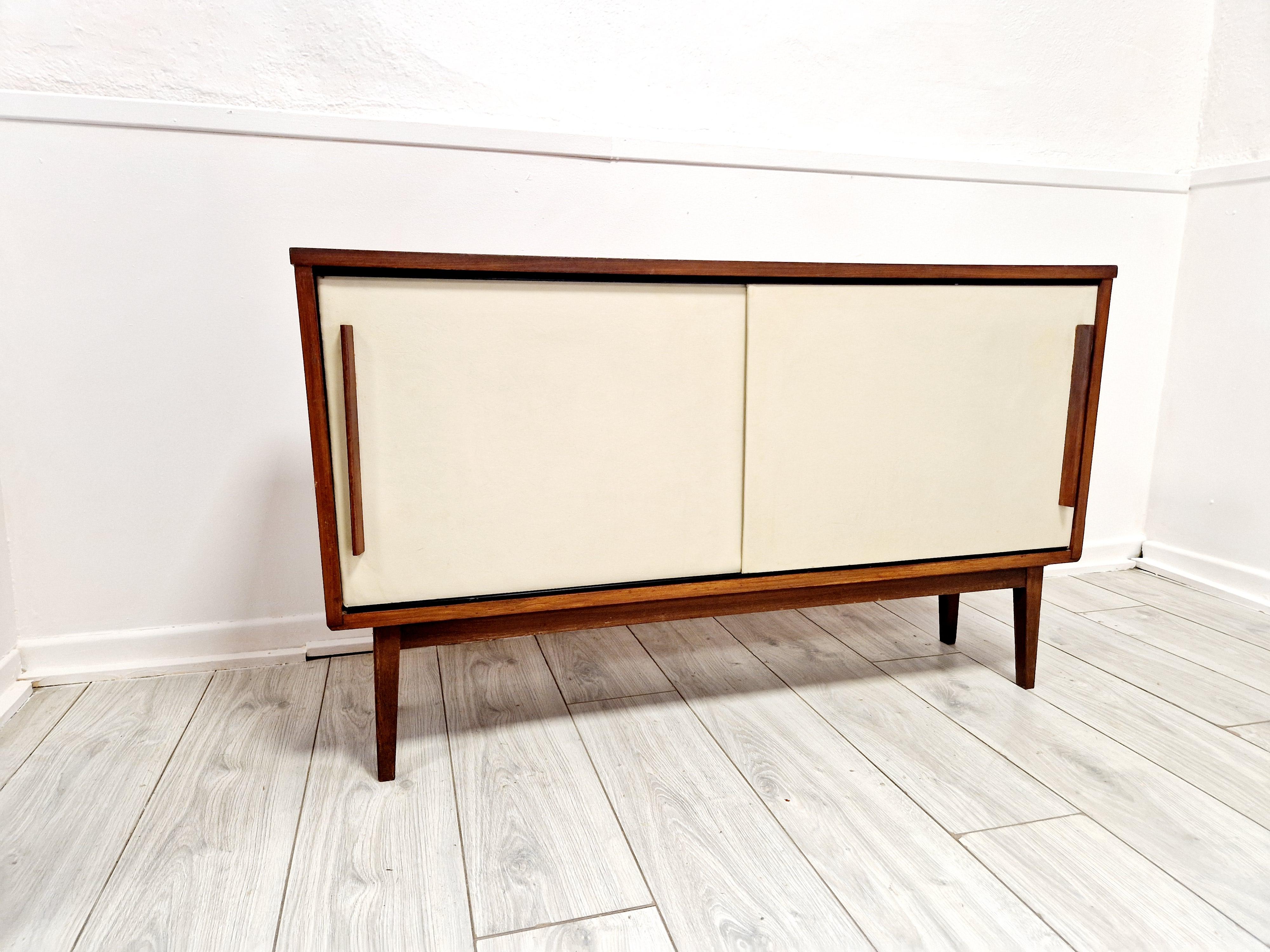 Schwedisches Teakholz-Sideboard aus der Mitte des Jahrhunderts (Moderne der Mitte des Jahrhunderts) im Angebot