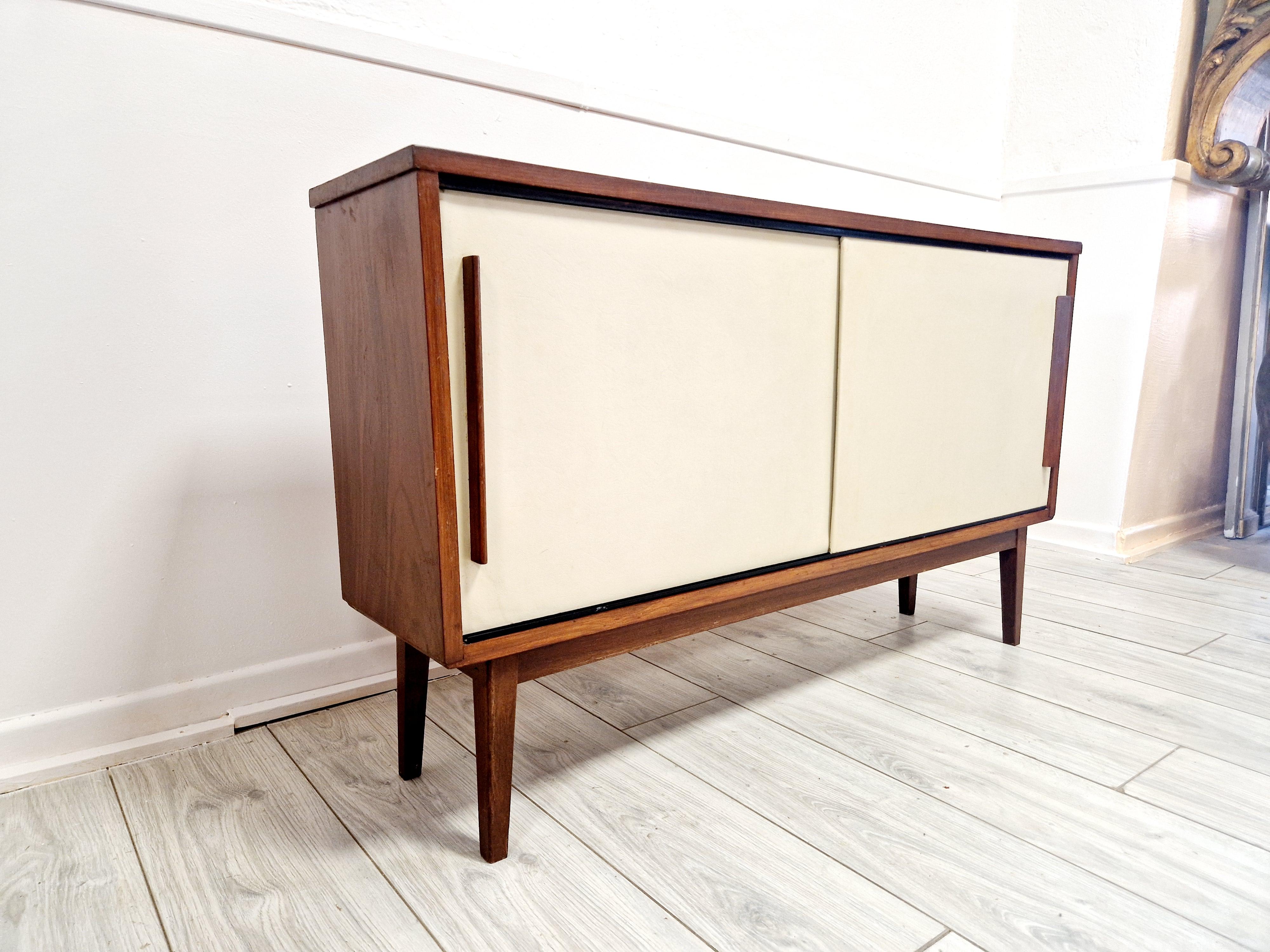 Schwedisches Teakholz-Sideboard aus der Mitte des Jahrhunderts im Zustand „Gut“ im Angebot in Buxton, GB