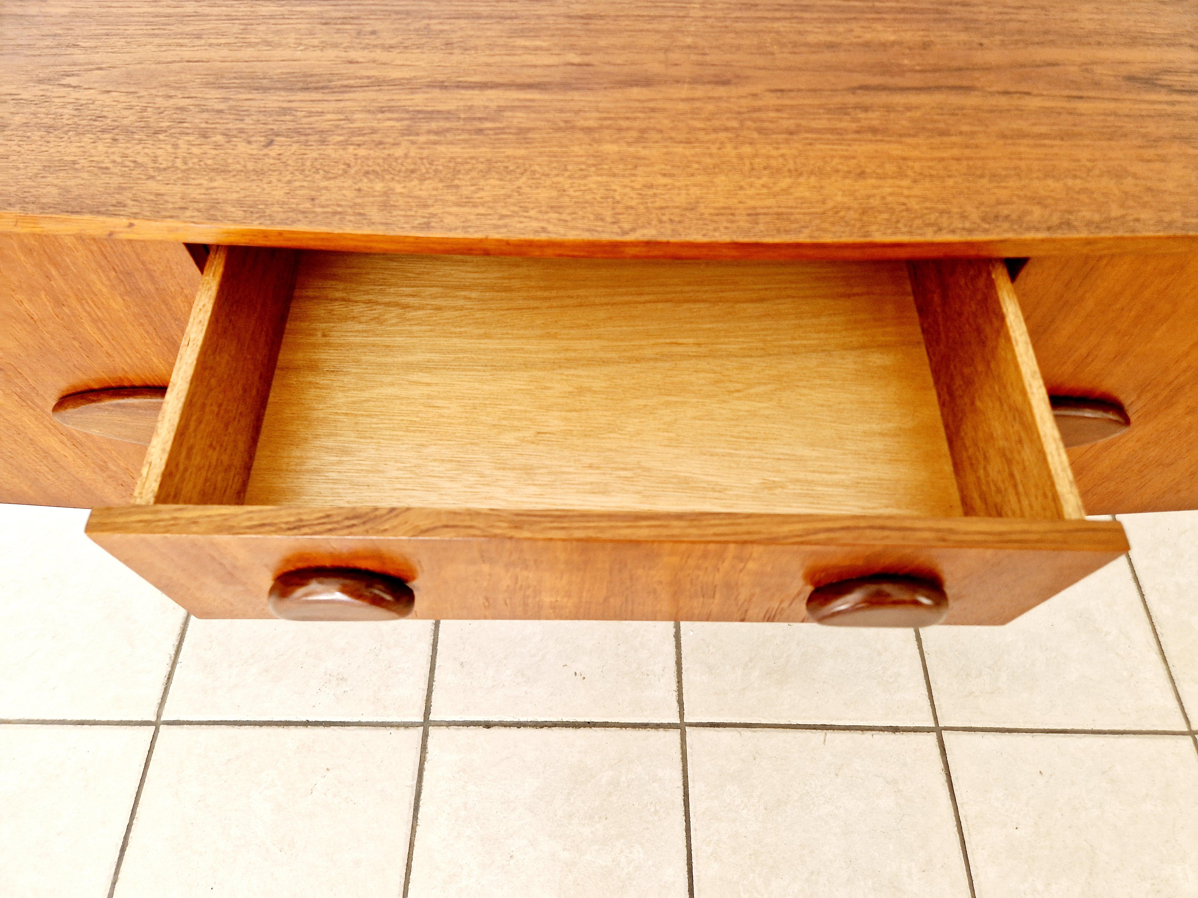 Impiallacciato Credenza svedese di metà secolo in teak 1960 in vendita