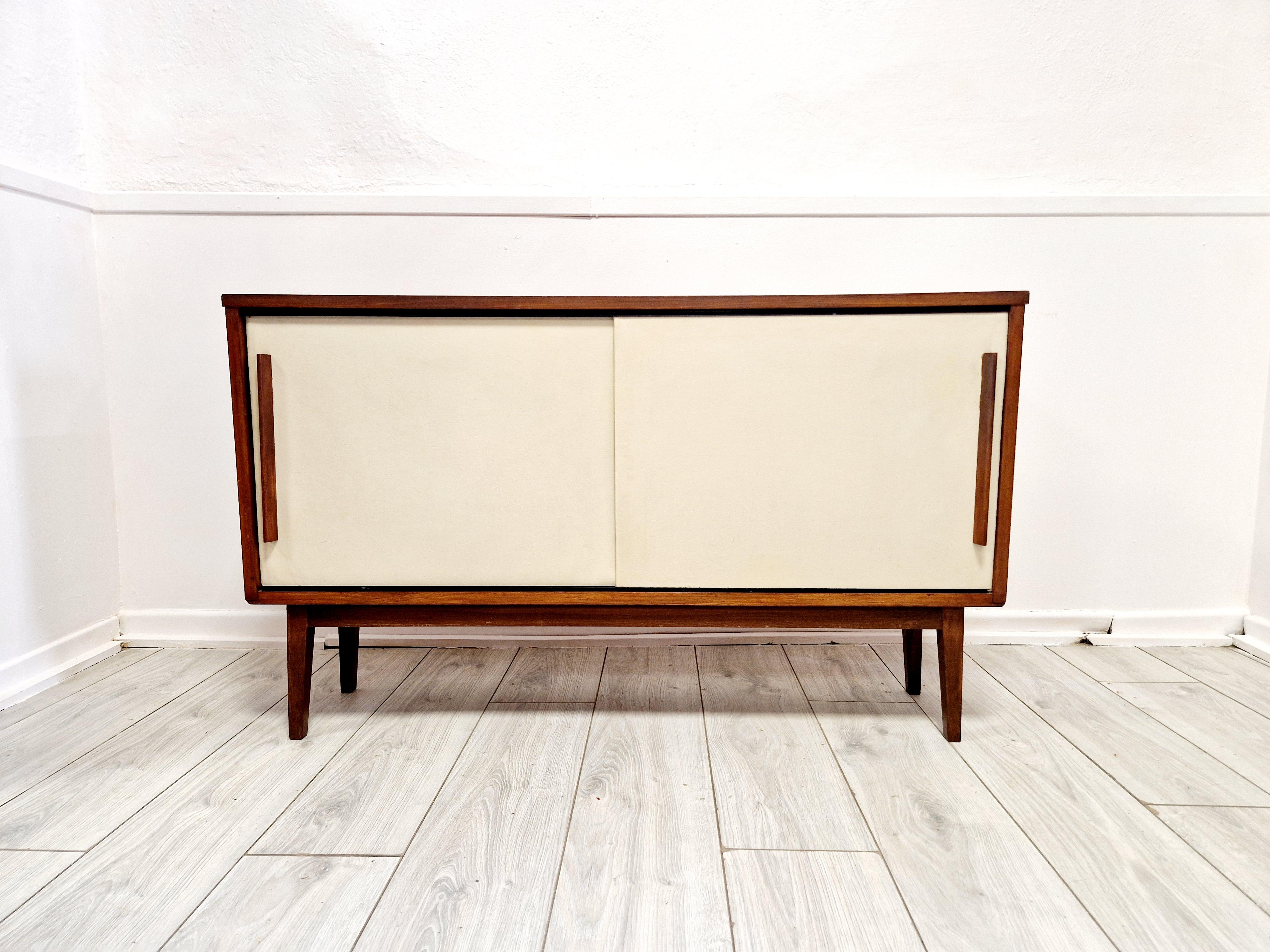 Schwedisches Teakholz-Sideboard aus der Mitte des Jahrhunderts (20. Jahrhundert) im Angebot