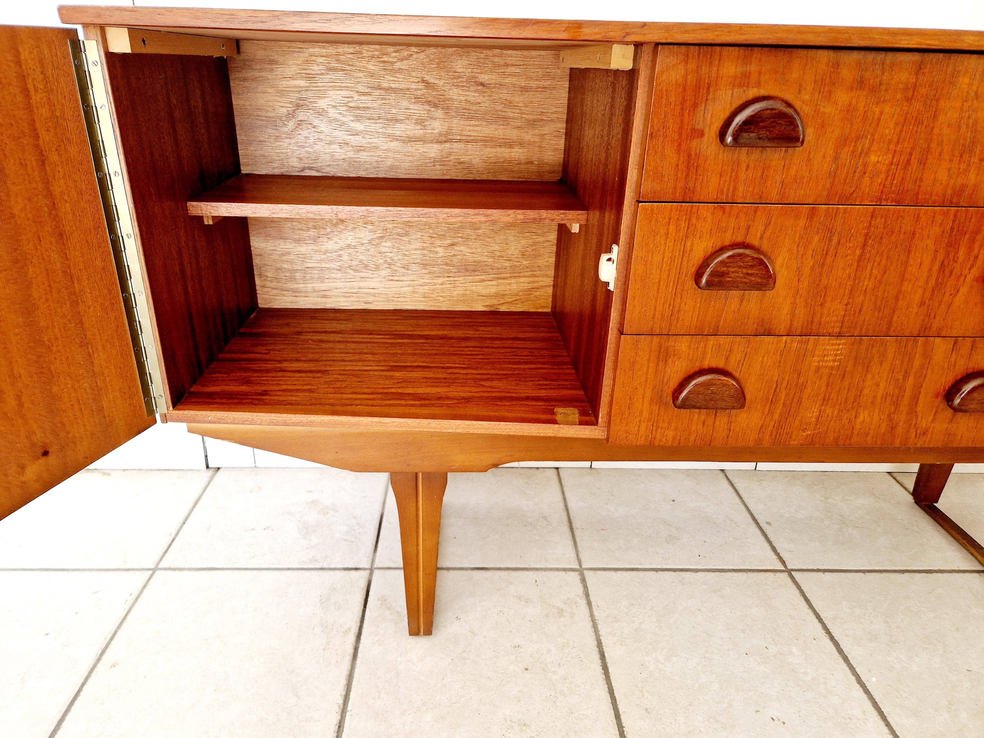 Credenza svedese di metà secolo in teak 1960 In condizioni buone in vendita a Buxton, GB