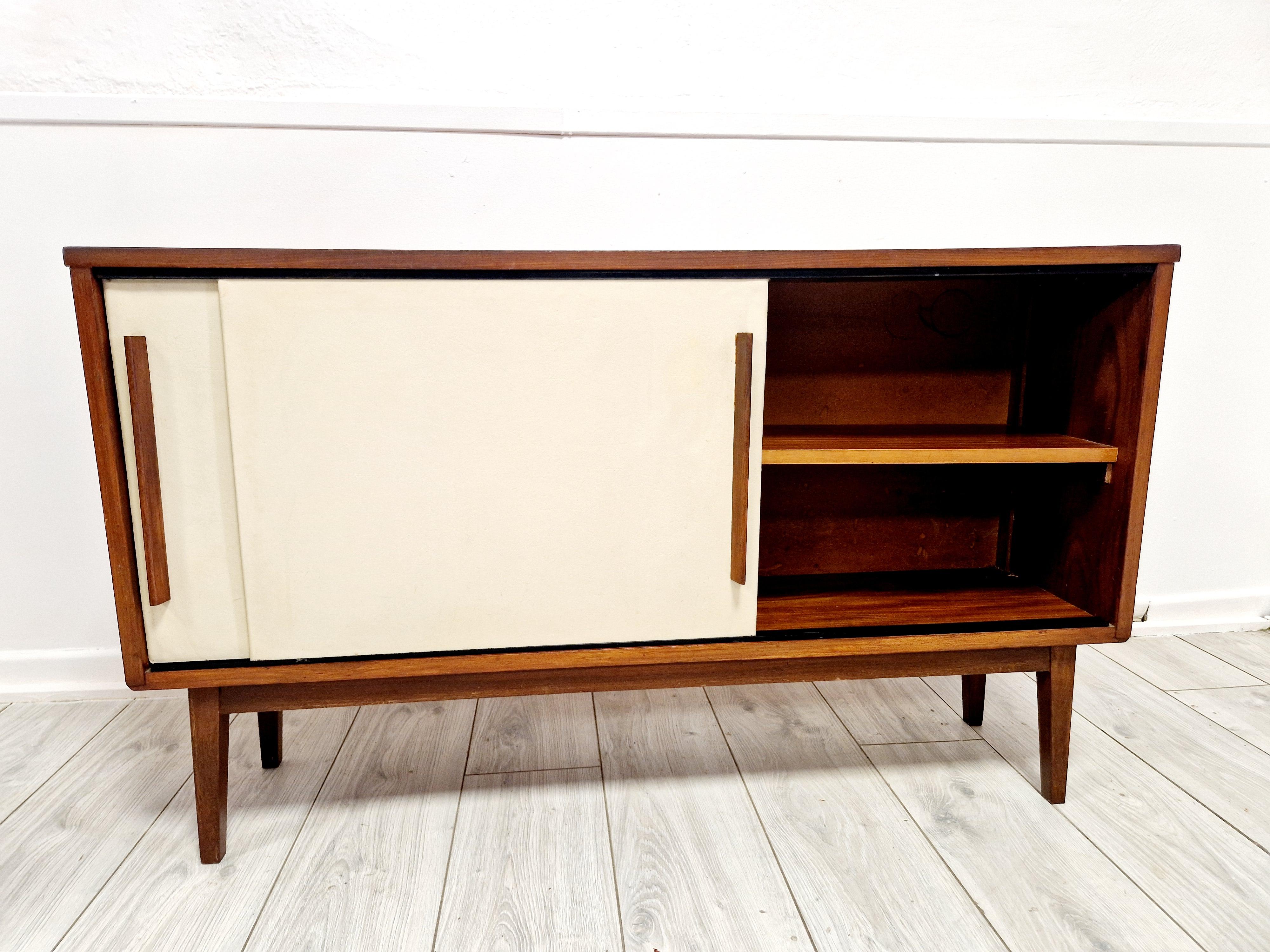 Schwedisches Teakholz-Sideboard aus der Mitte des Jahrhunderts im Angebot 2