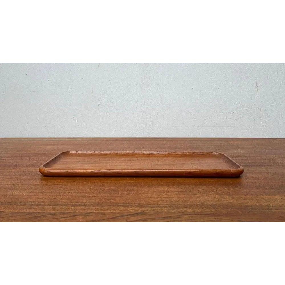 Schwedisches Teakholz-Tablett aus der Jahrhundertmitte von Äkta Teak, 1960er Jahre, in sehr gutem Zustand. Entworfen 1960 bis 1969 Dieses Stück hat eine Zuordnungsmarke.

Zusätzliche Informationen:
MATERIALIEN: Teakholz
Stil: Moderne Mitte des