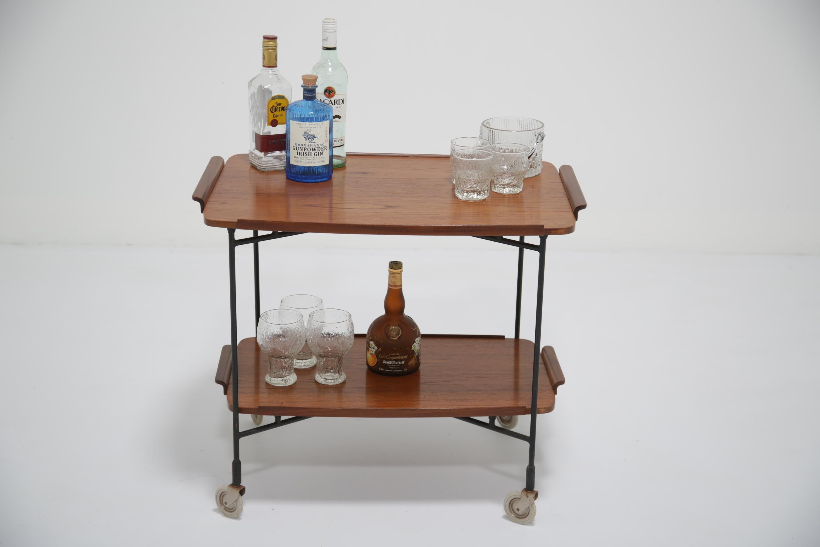 Carrito de servir de dos pisos de teca sueca de mediados de siglo, por Glas & Tra Sweden, años 50. en venta 2