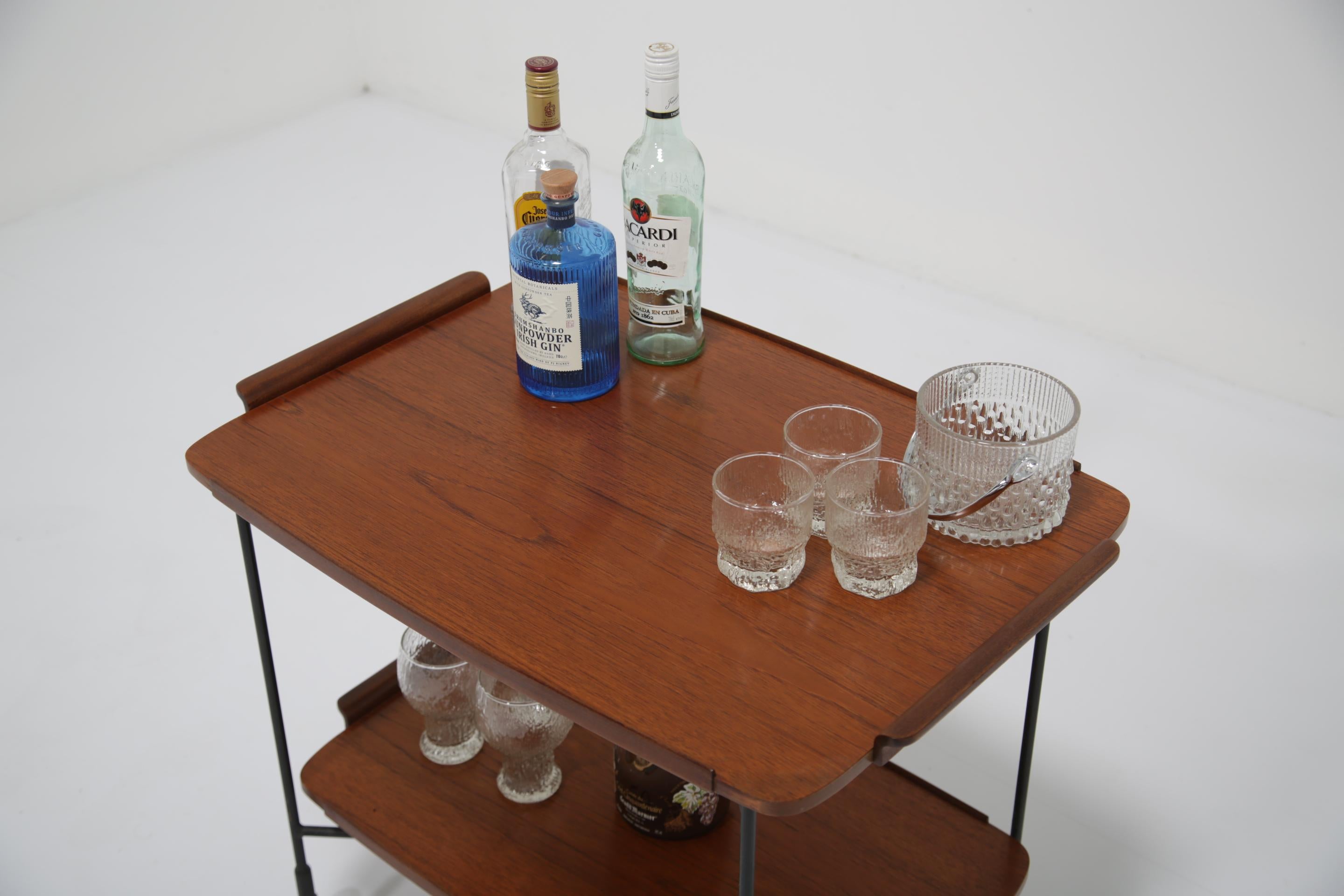 Carrito de servir de dos pisos de teca sueca de mediados de siglo, por Glas & Tra Sweden, años 50. en venta 3