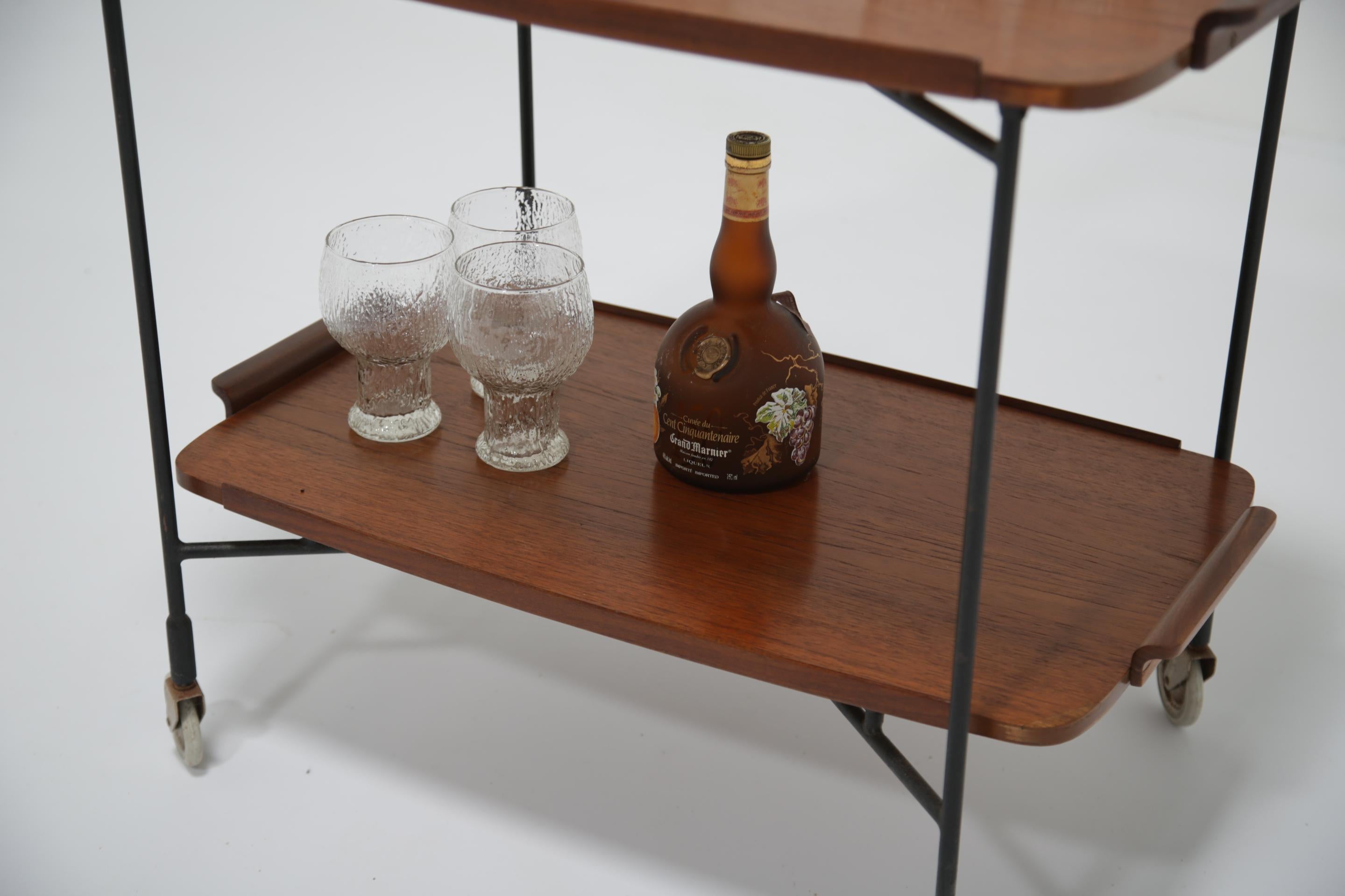 Carrito de servir de dos pisos de teca sueca de mediados de siglo, por Glas & Tra Sweden, años 50. en venta 4