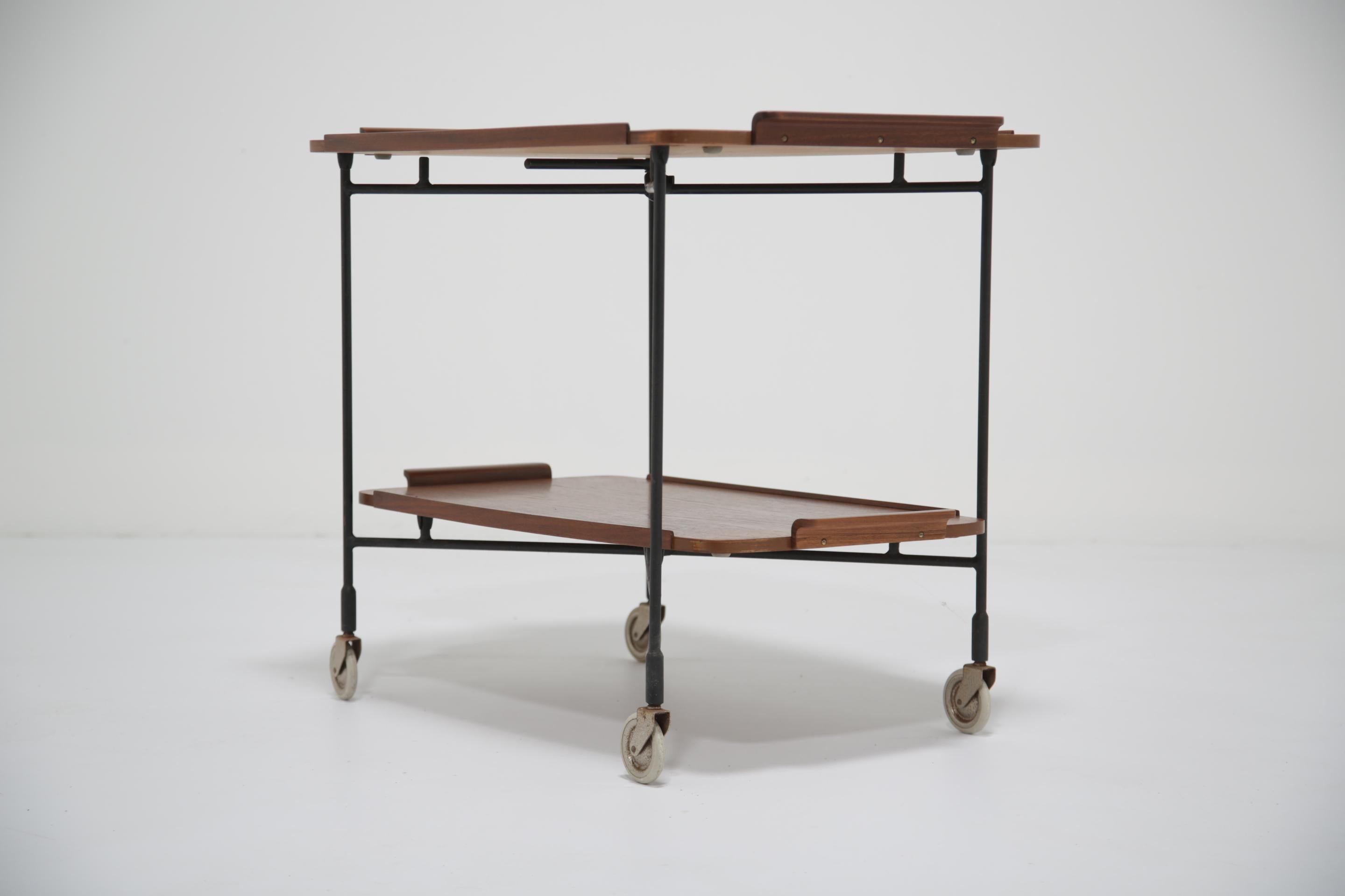 Carrito de servir de dos pisos de teca sueca de mediados de siglo, por Glas & Tra Sweden, años 50. Moderno de mediados de siglo en venta