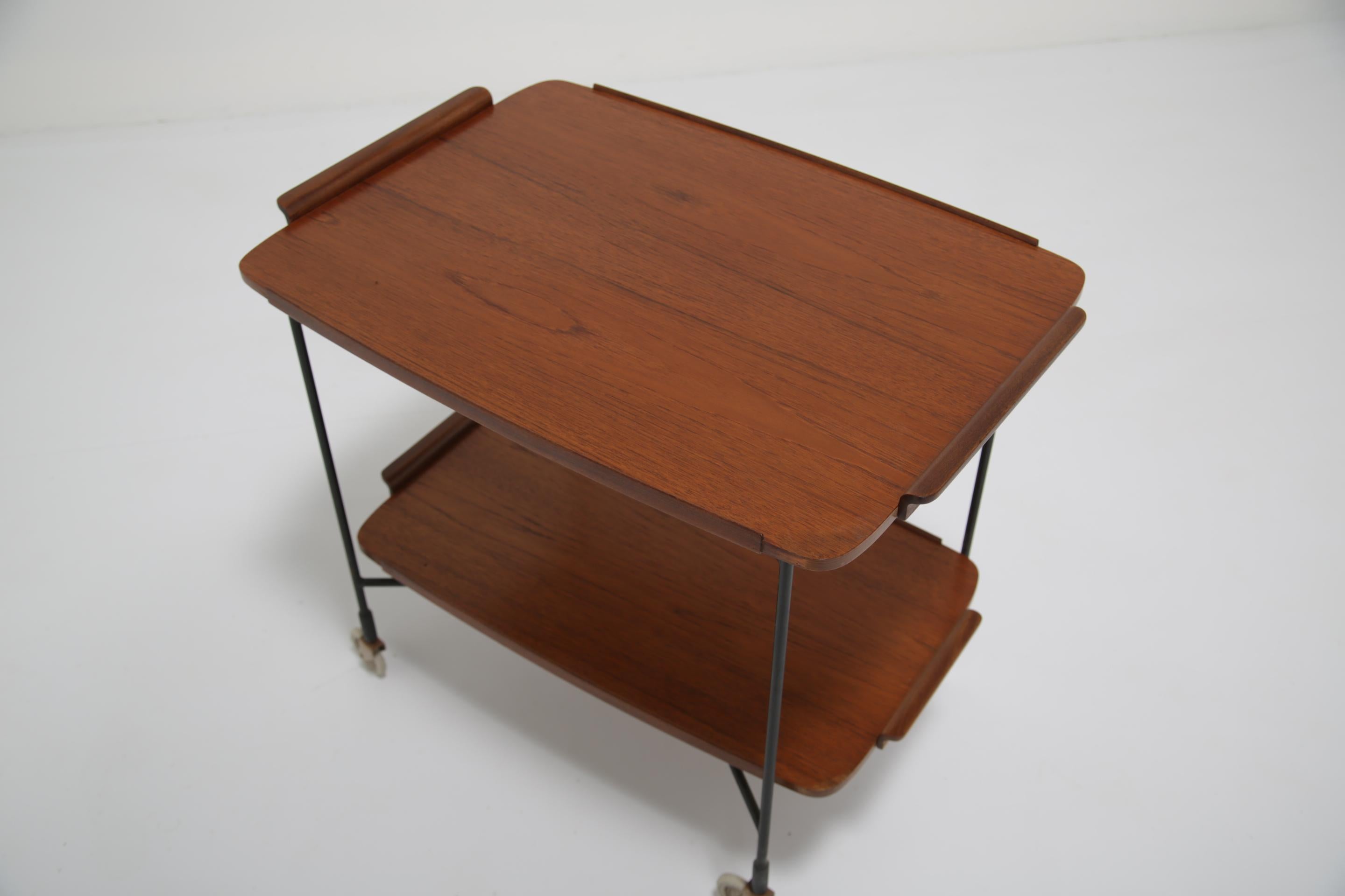 Carrito de servir de dos pisos de teca sueca de mediados de siglo, por Glas & Tra Sweden, años 50. Sueco en venta
