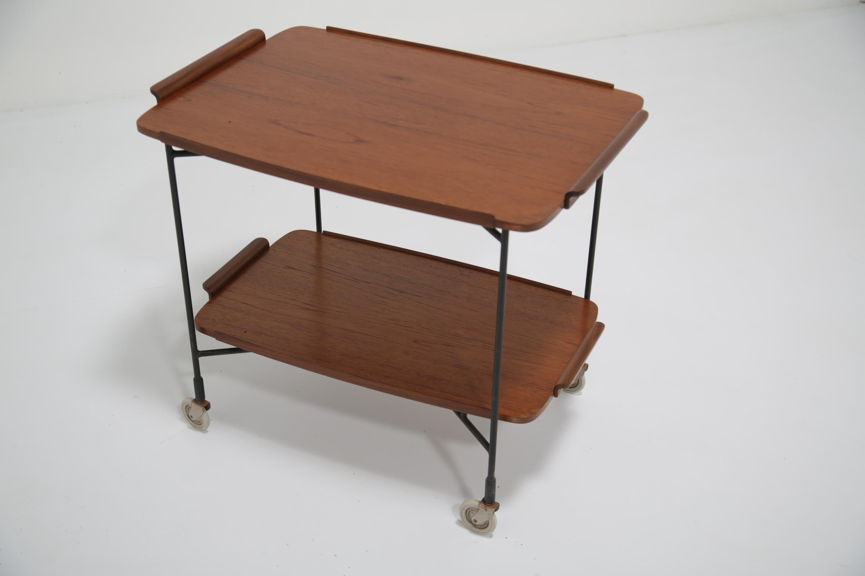 Carrito de servir de dos pisos de teca sueca de mediados de siglo, por Glas & Tra Sweden, años 50. Acero en venta