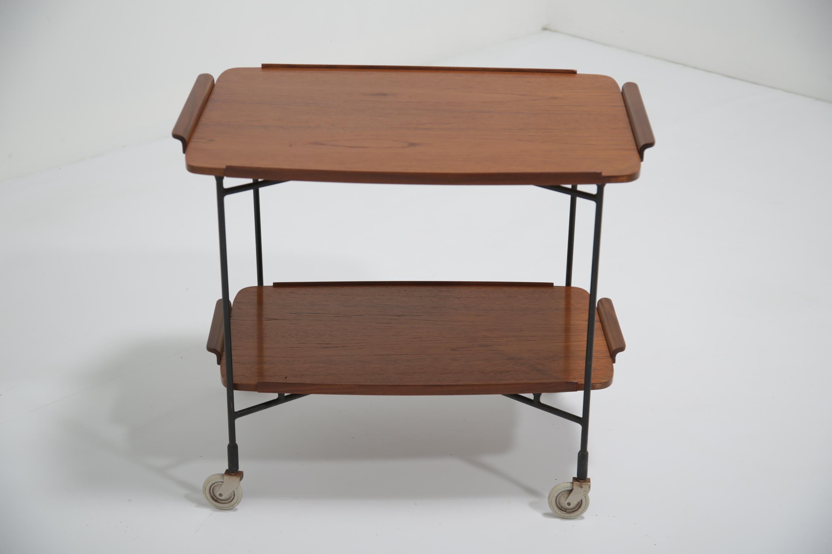 Carrito de servir de dos pisos de teca sueca de mediados de siglo, por Glas & Tra Sweden, años 50. en venta 1