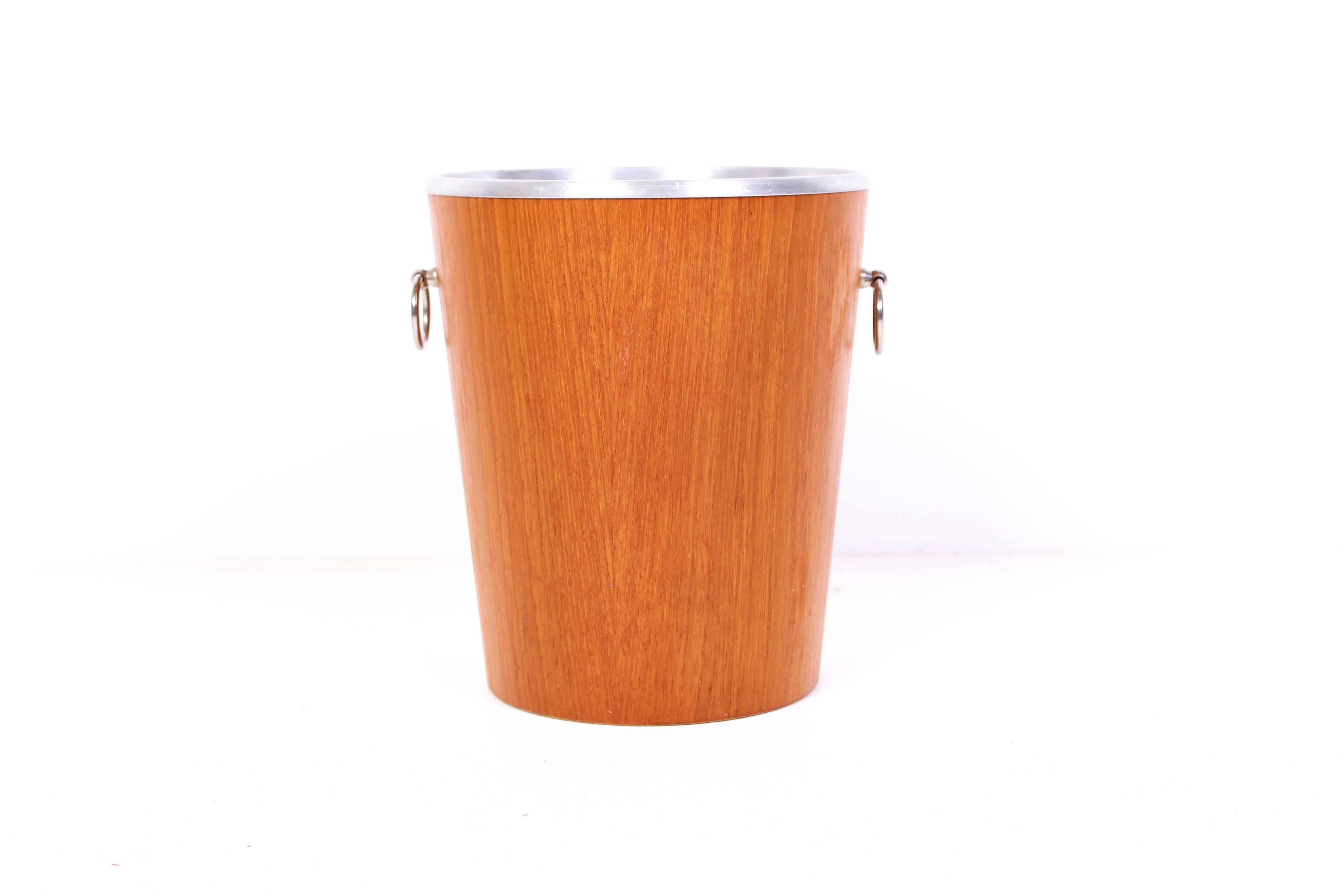 Midcentury wine cooler by Swedish manufacturer Servex. Made by teak and produced in the 1950s. Very good vintage condition.