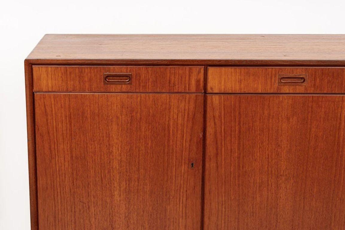Laiton Crédence ou buffet suédois du milieu du siècle en bois de teck en vente