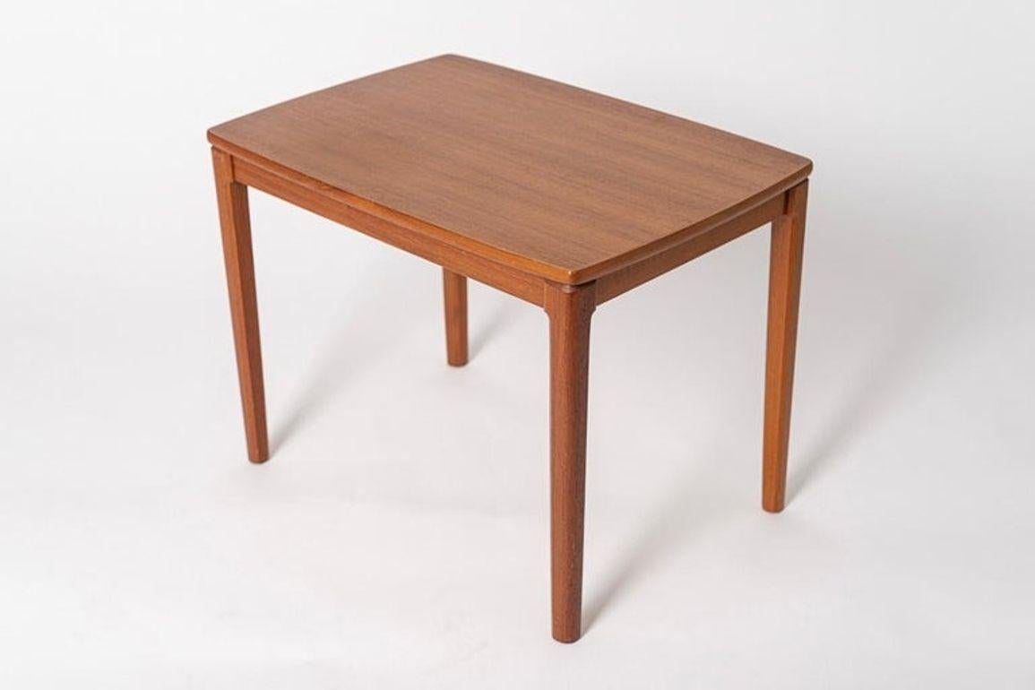Mid-Century Modern Table d'appoint suédoise du milieu du siècle en bois de teck par Albert Larsson en vente