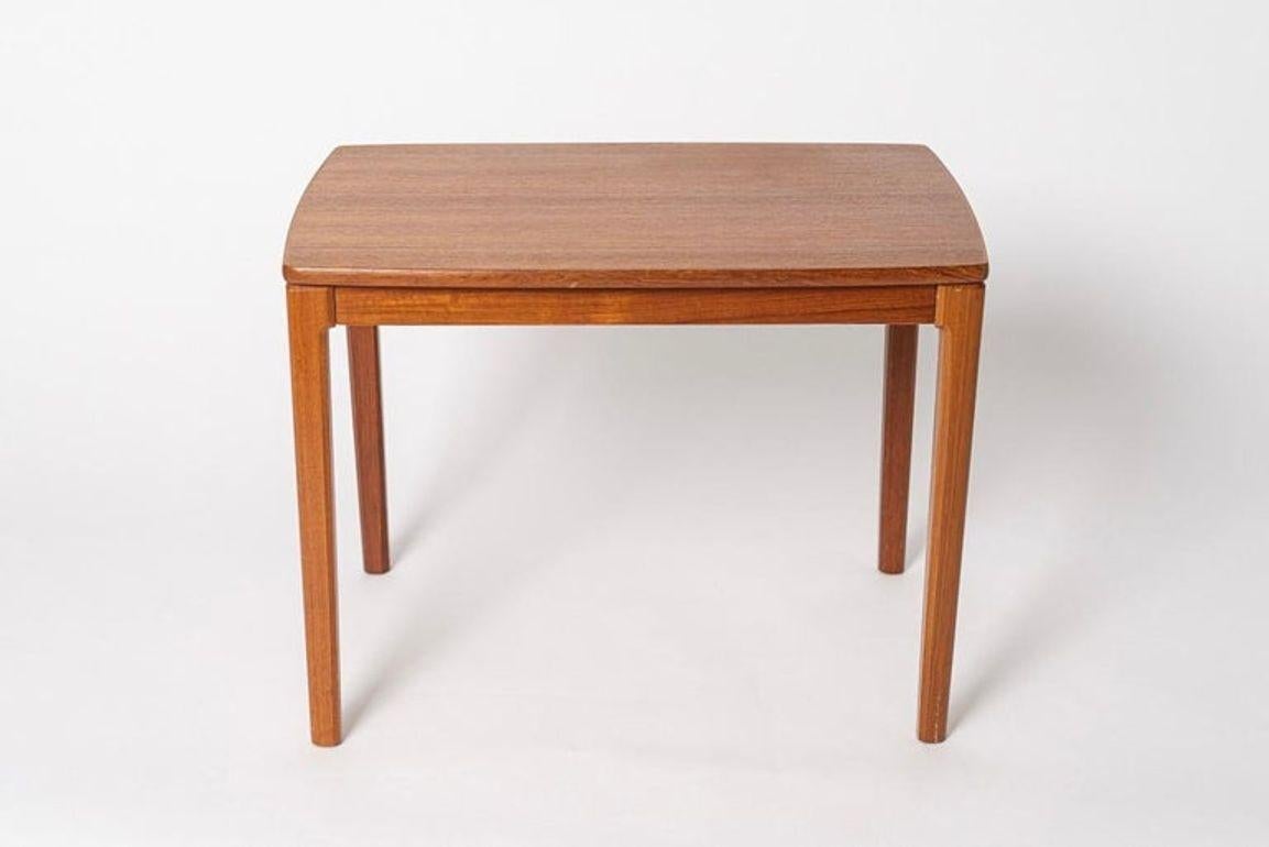 Suédois Table d'appoint suédoise du milieu du siècle en bois de teck par Albert Larsson en vente