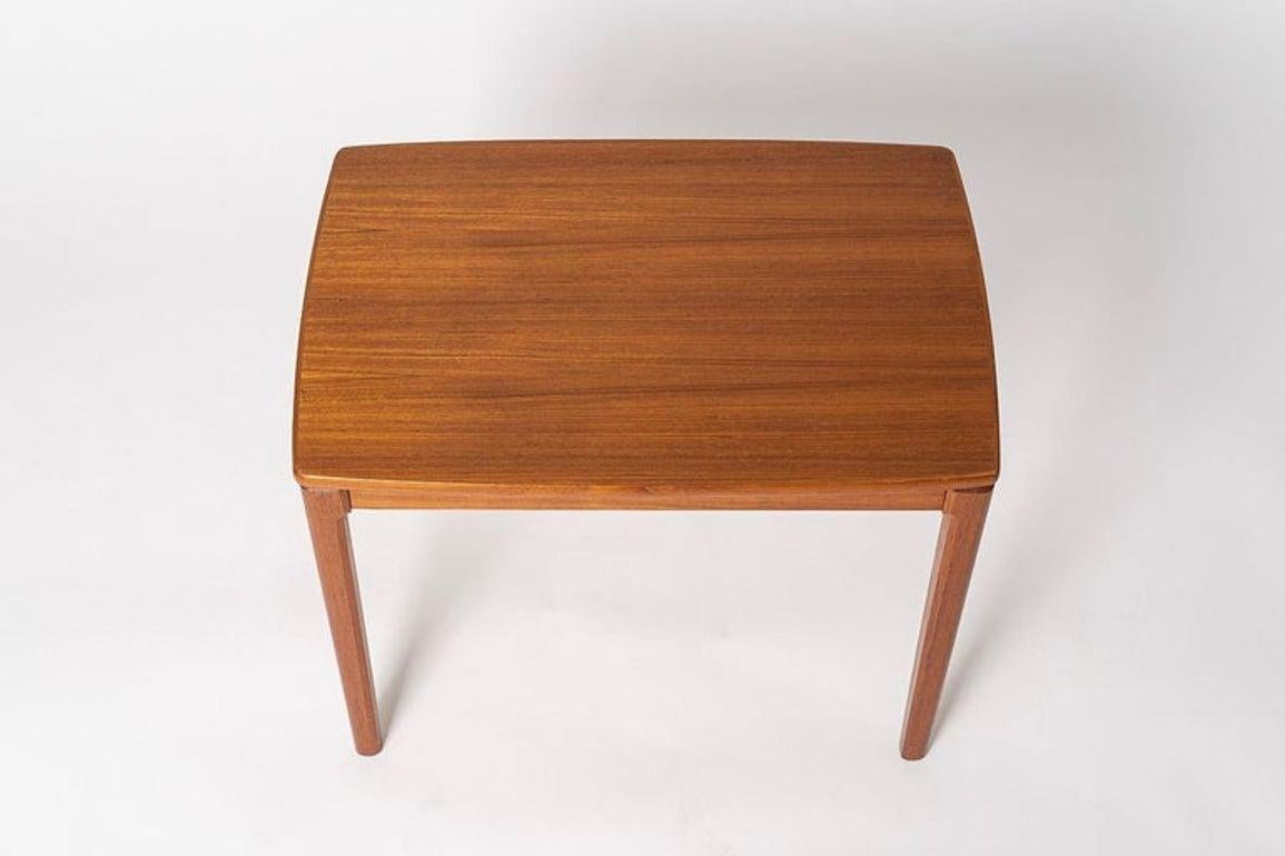 20ième siècle Table d'appoint suédoise du milieu du siècle en bois de teck par Albert Larsson en vente