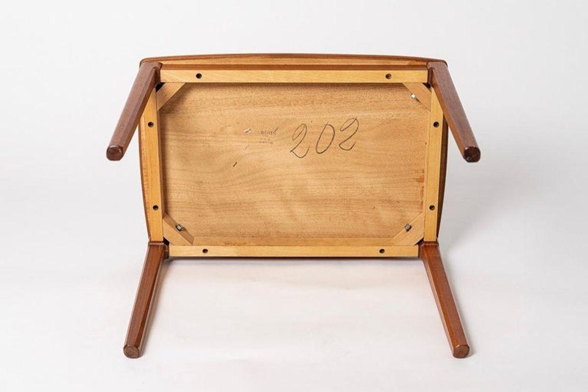Table d'appoint suédoise du milieu du siècle en bois de teck par Albert Larsson en vente 1