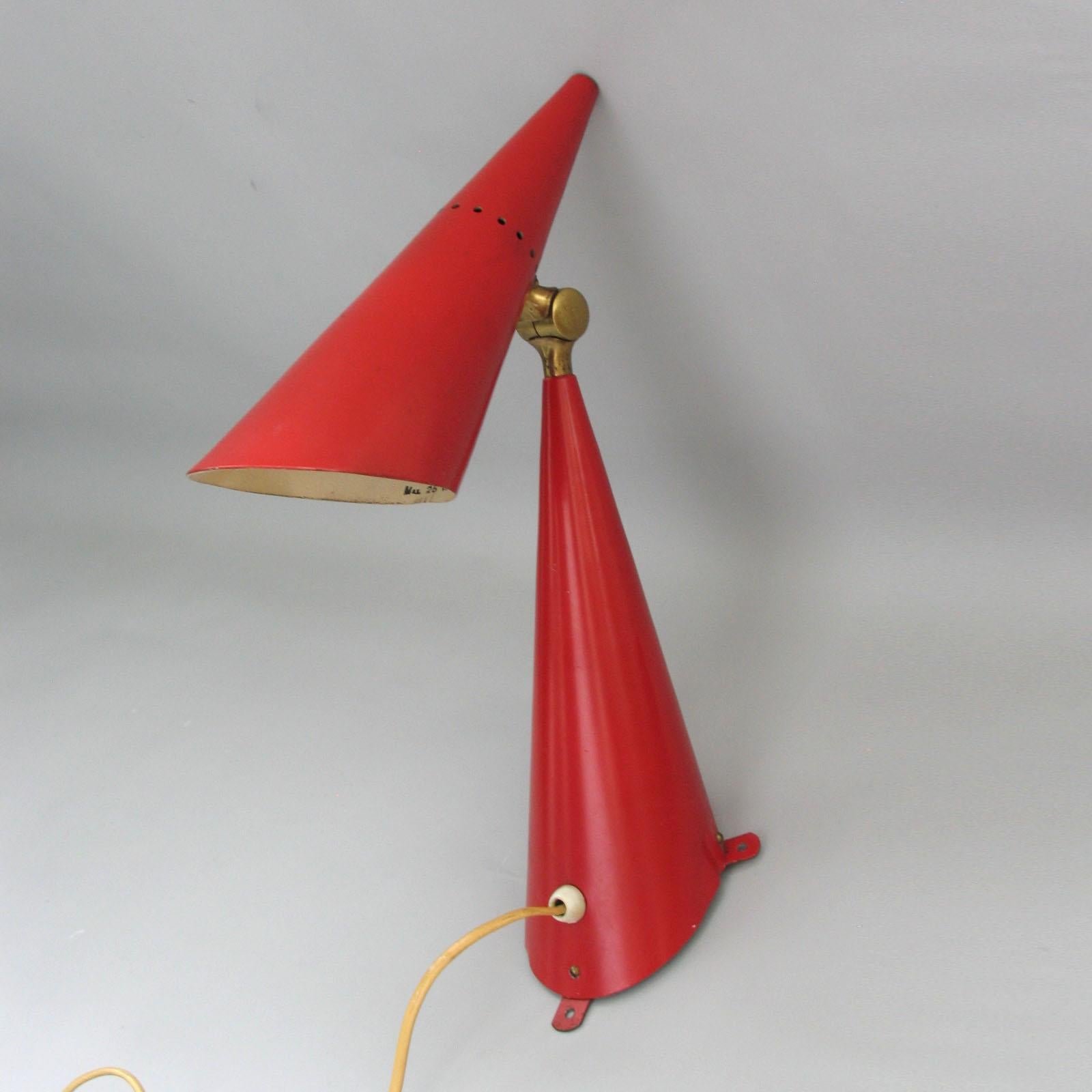 Mid-century Swedish wall light. Painted metal, Marked to the backside KLK 5447 and sticker 